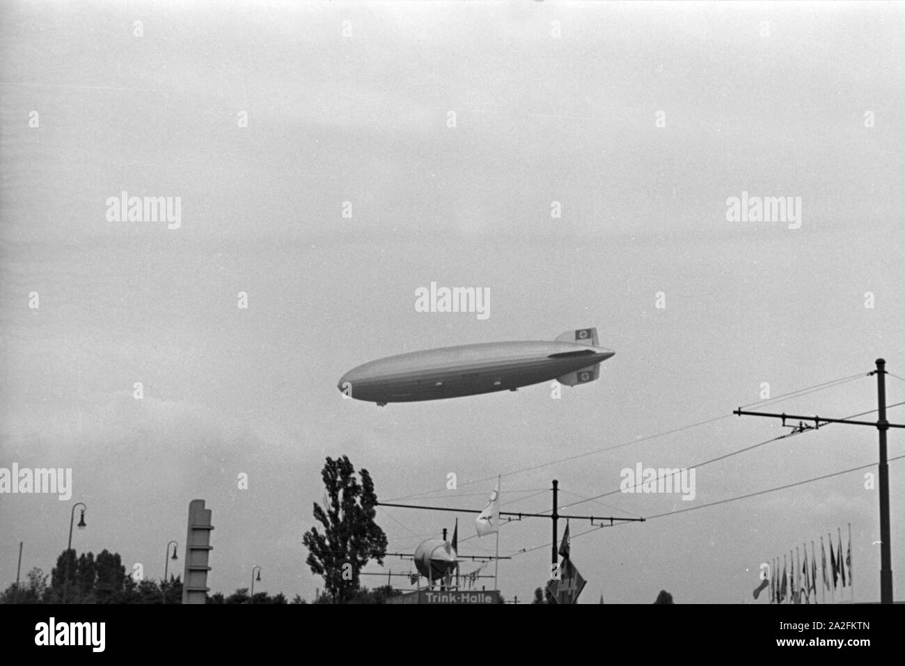 Zeppelin LZ 129 Hindenburg le Olympiafahrt über Berlin, Deutschland 1930er Jahre. Zeppeilin LZ 129 Hindenburg à son tour olympique de Berlin, Allemagne 1930. Banque D'Images