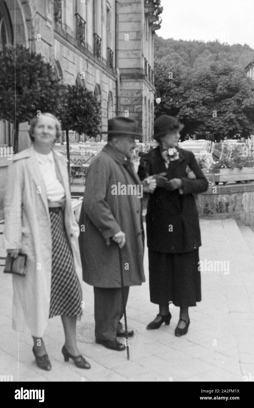 Ein Herr spaziert durch Bamberg, Deutschland 1930 er Jahre. Un homme âgé se baladant dans la ville de Bamberg, Allemagne 1930. Banque D'Images
