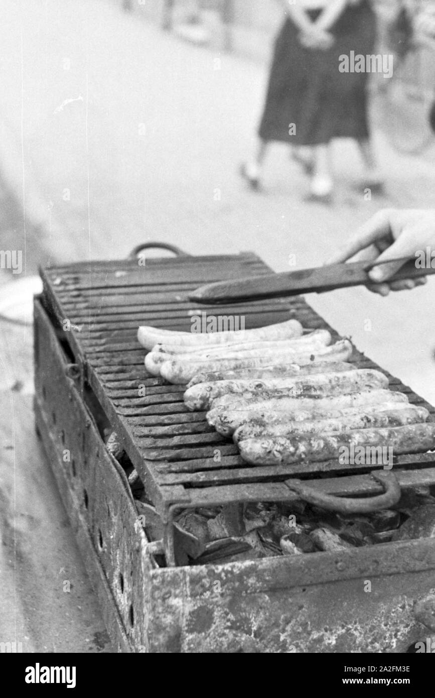 Würstchen auf dem Grill, Deutschland 1930 er Jahre. Barbecue saucisse, Allemagne 1930. Banque D'Images