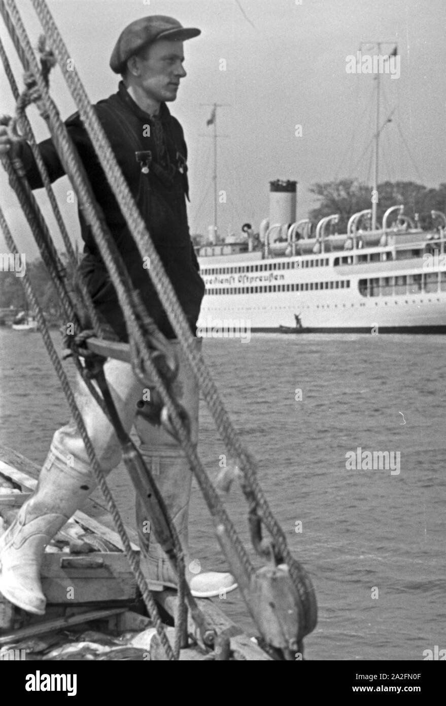 Ein Hochseefischer beobachtet mourir Voir, Deutschland 1930 er Jahre. Pêcheur en haute mer contrôle de la mer, de l'Allemagne des années 1930. Banque D'Images