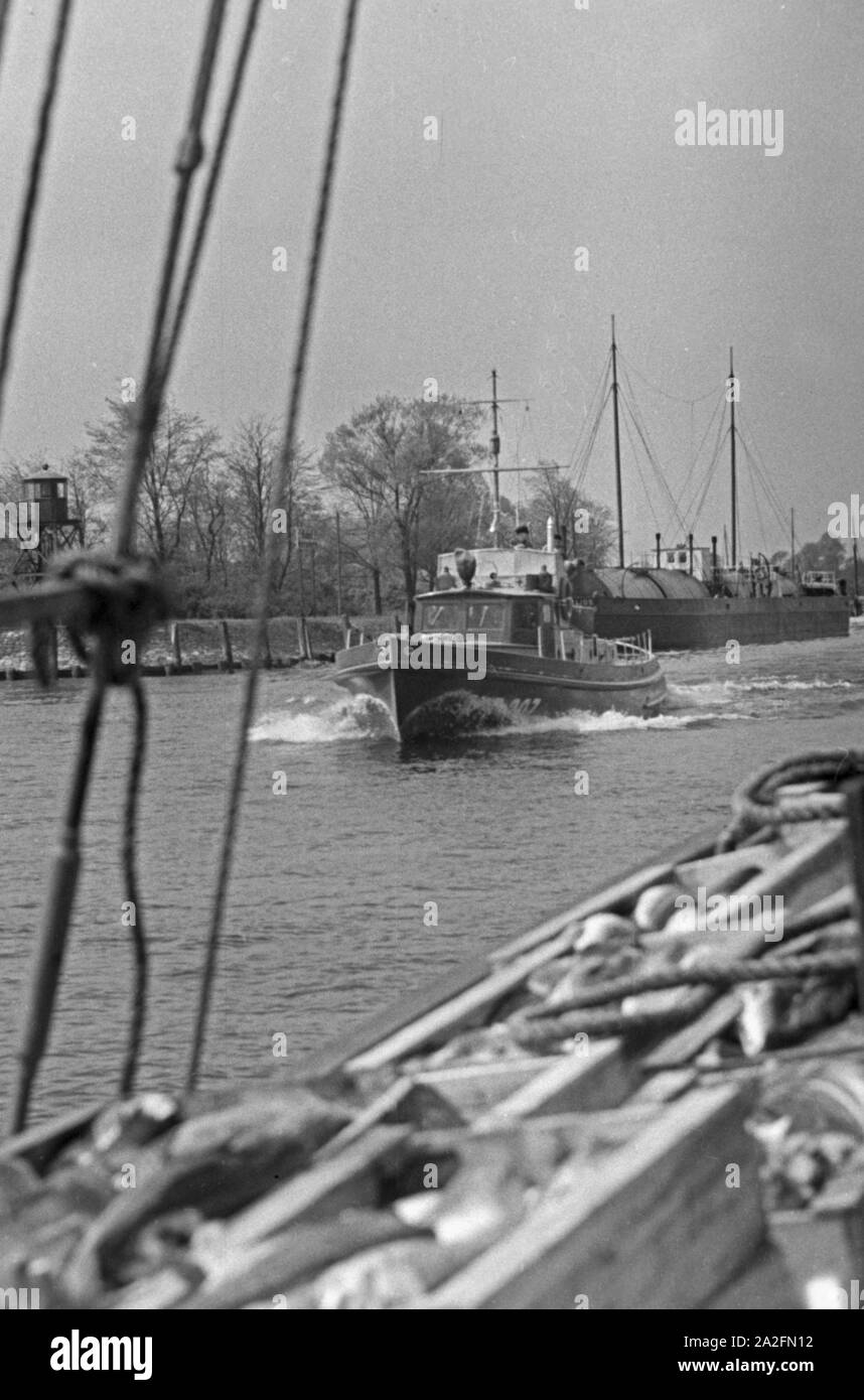 Ein Fischerboot fährt aus dem Hafen, Deutschland 1930er Jahre. Un bateau de pêche de quitter le port, Allemagne 1930. Banque D'Images