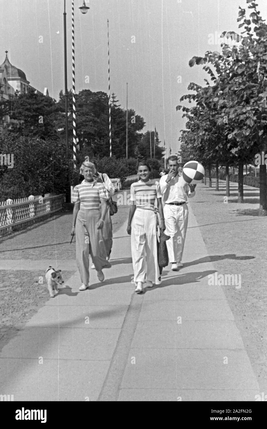 Urlauber auf der Strandpromenade an der Ostsee, Deutschland 1930 er Jahre. Les vacanciers sur la promenade de la plage sur la mer Baltique, Allemagne 1930. Banque D'Images