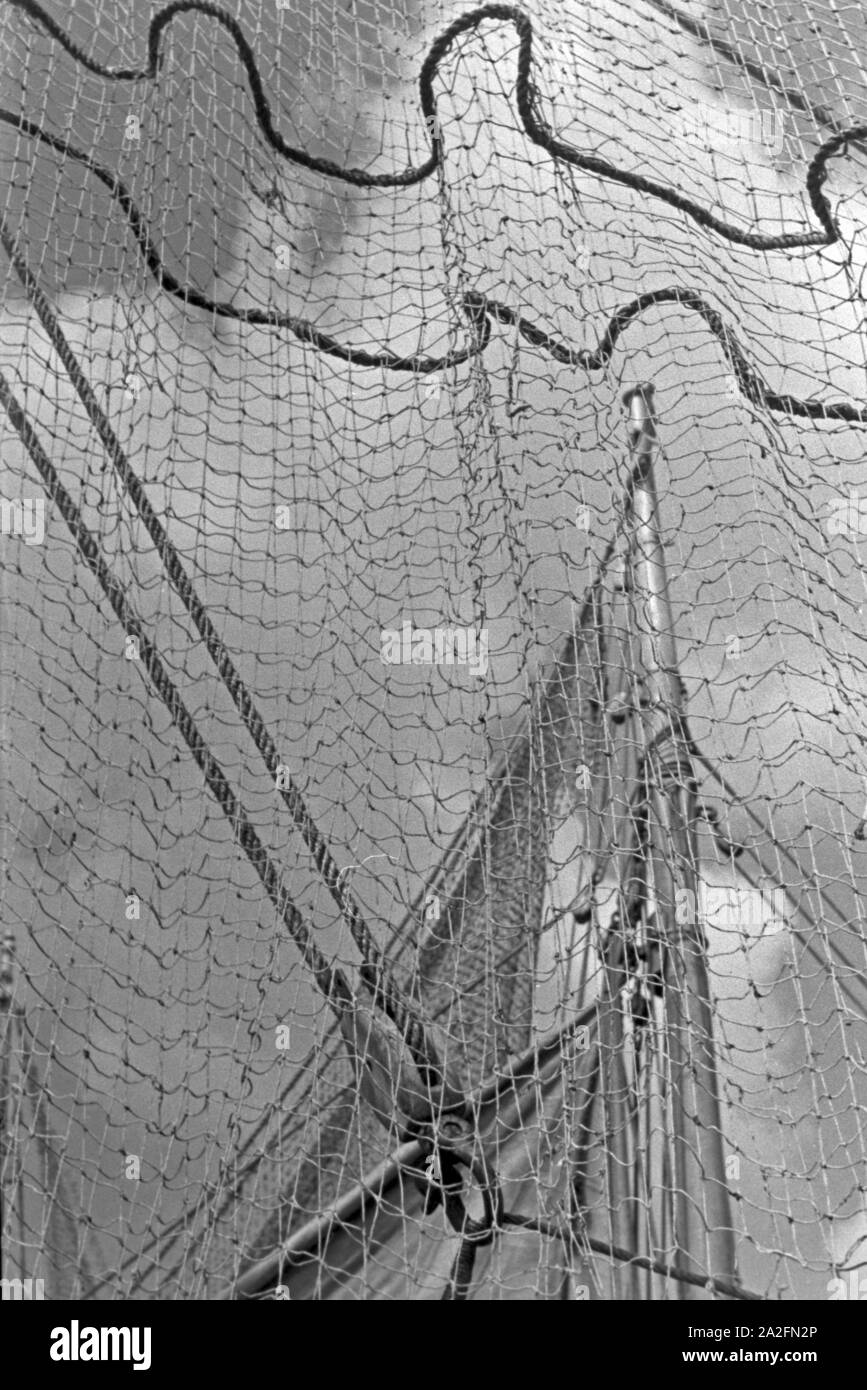 Un Fischernetze einem Fischerboot im Hafen, Deutschland 1930er Jahre. Les filets de pêche dans un bateau de pêche dans le port, Allemagne 1930. Banque D'Images
