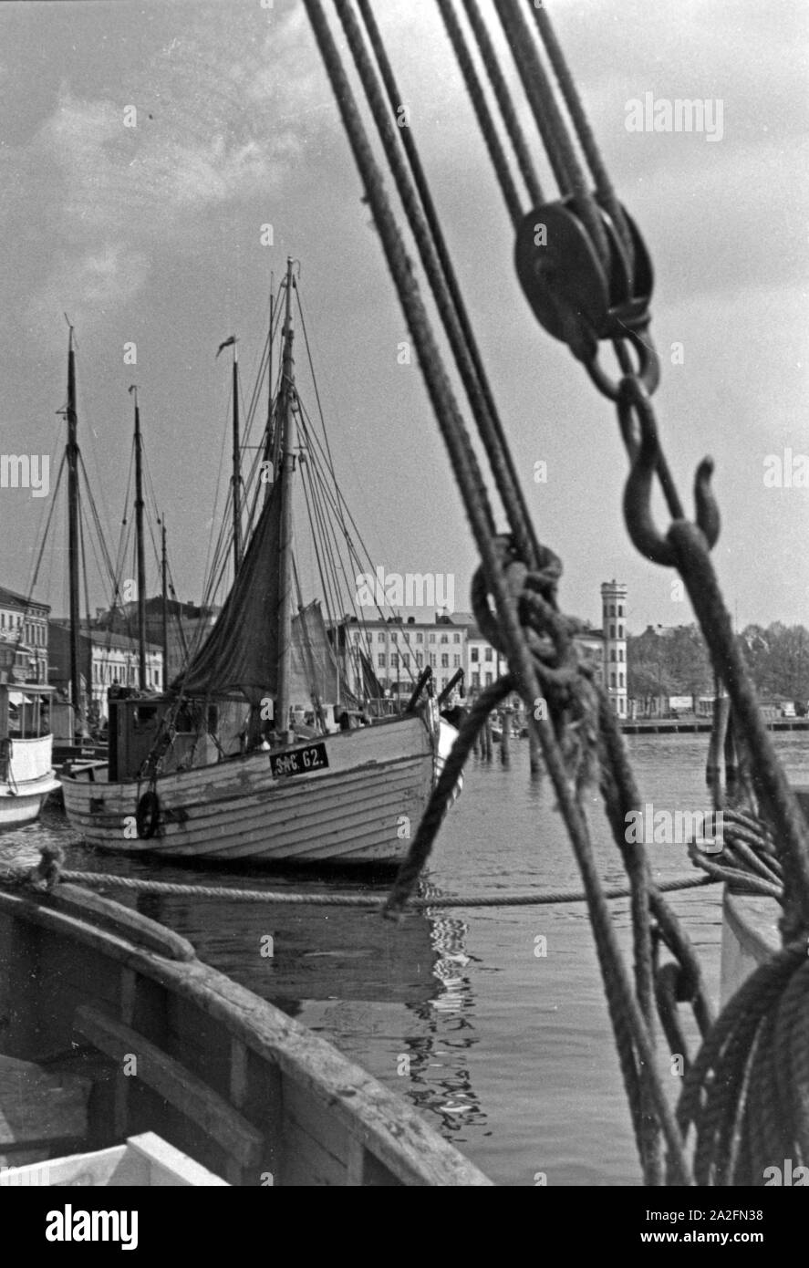 Fischerboote im Hafen, Deuitschland 1930er Jahre. Les bateaux de pêche dans le port, Allemagne 1930. Banque D'Images