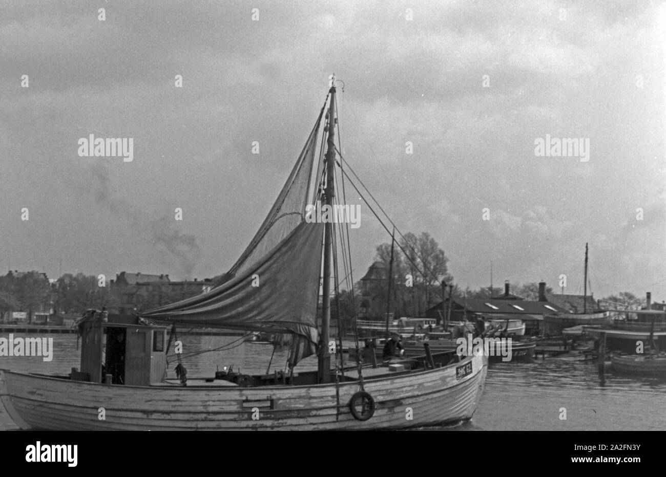 Fischerboote im Hafen, Deuitschland 1930er Jahre. Les bateaux de pêche dans le port, Allemagne 1930. Banque D'Images