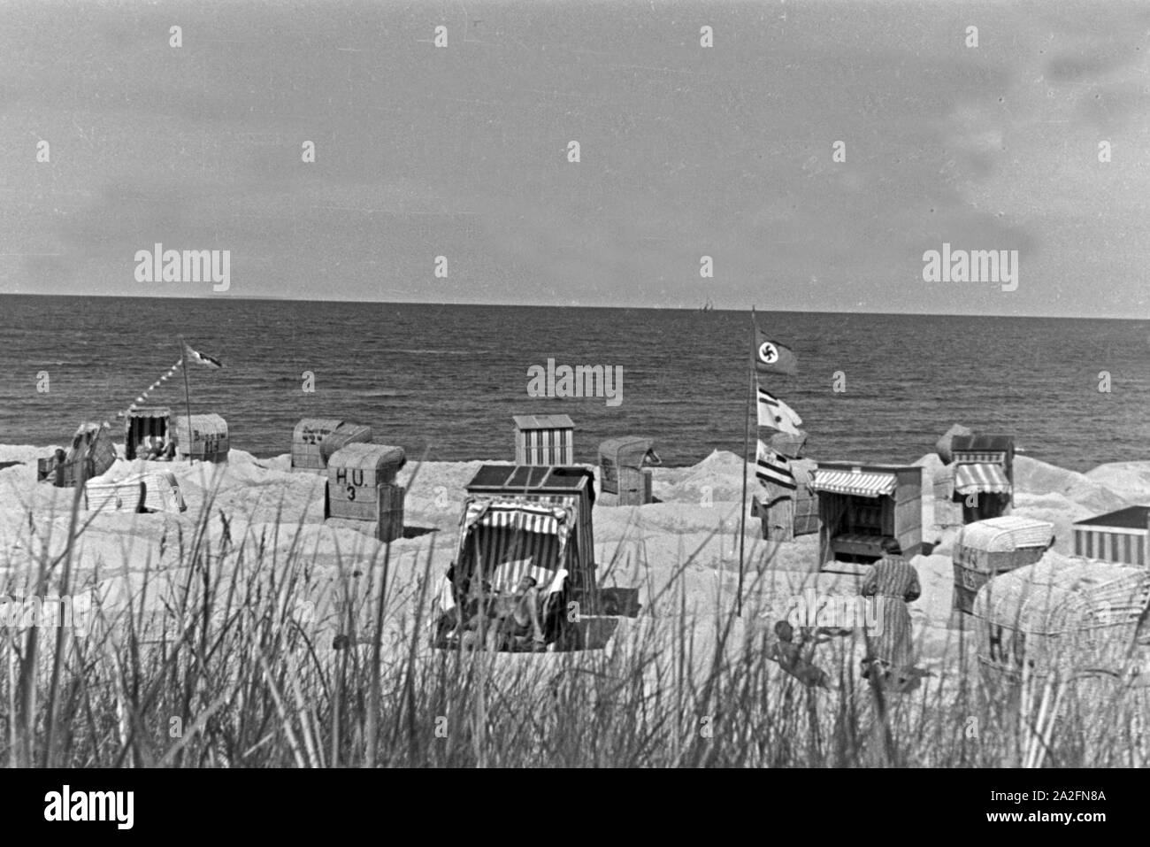 Strandkörbe am Strand der Ostsee, Deutschland 1930 er Jahre. Chaises de plage à la plage de la mer Baltique, Allemagne 1930. Banque D'Images