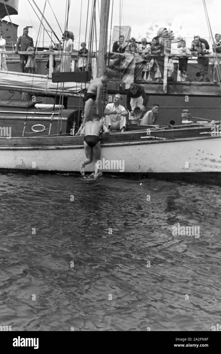 Ein Dampfschiff landet une einem Pier an der Ostsee, Deutschland 1930 er Jahre. Un navire à vapeur atterrissage sur une jetée à la mer Baltique, Allemagne 1930. Banque D'Images