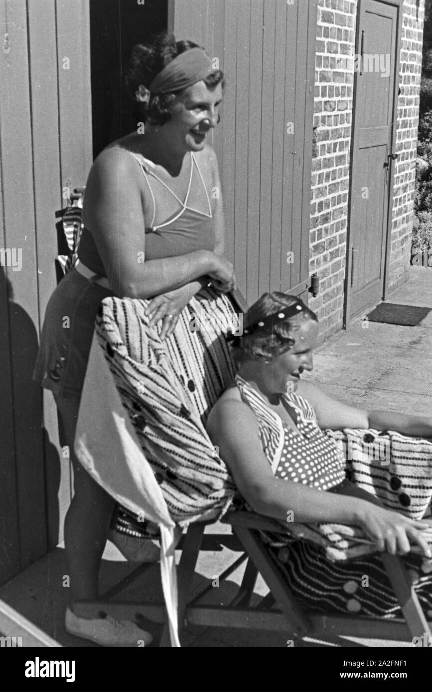 Urlauberinnen am Strand an der Ostsee, Deutschland 1930 er Jahre. Les vacanciers à la plage de la mer Baltique, Allemagne 1930. Banque D'Images