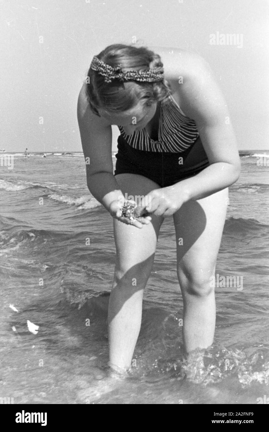 Urlauberin am Strand an der Ostsee, Deutschland 1930 er Jahre. Vacancier à la plage de la mer Baltique, Allemagne 1930. Banque D'Images