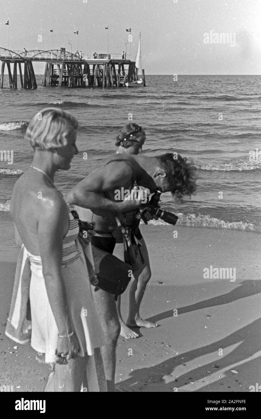 Urlauber am Strand an der Ostsee, Deutschland 1930 er Jahre. Les vacanciers à la plage de la mer Baltique, Allemagne 1930. Banque D'Images