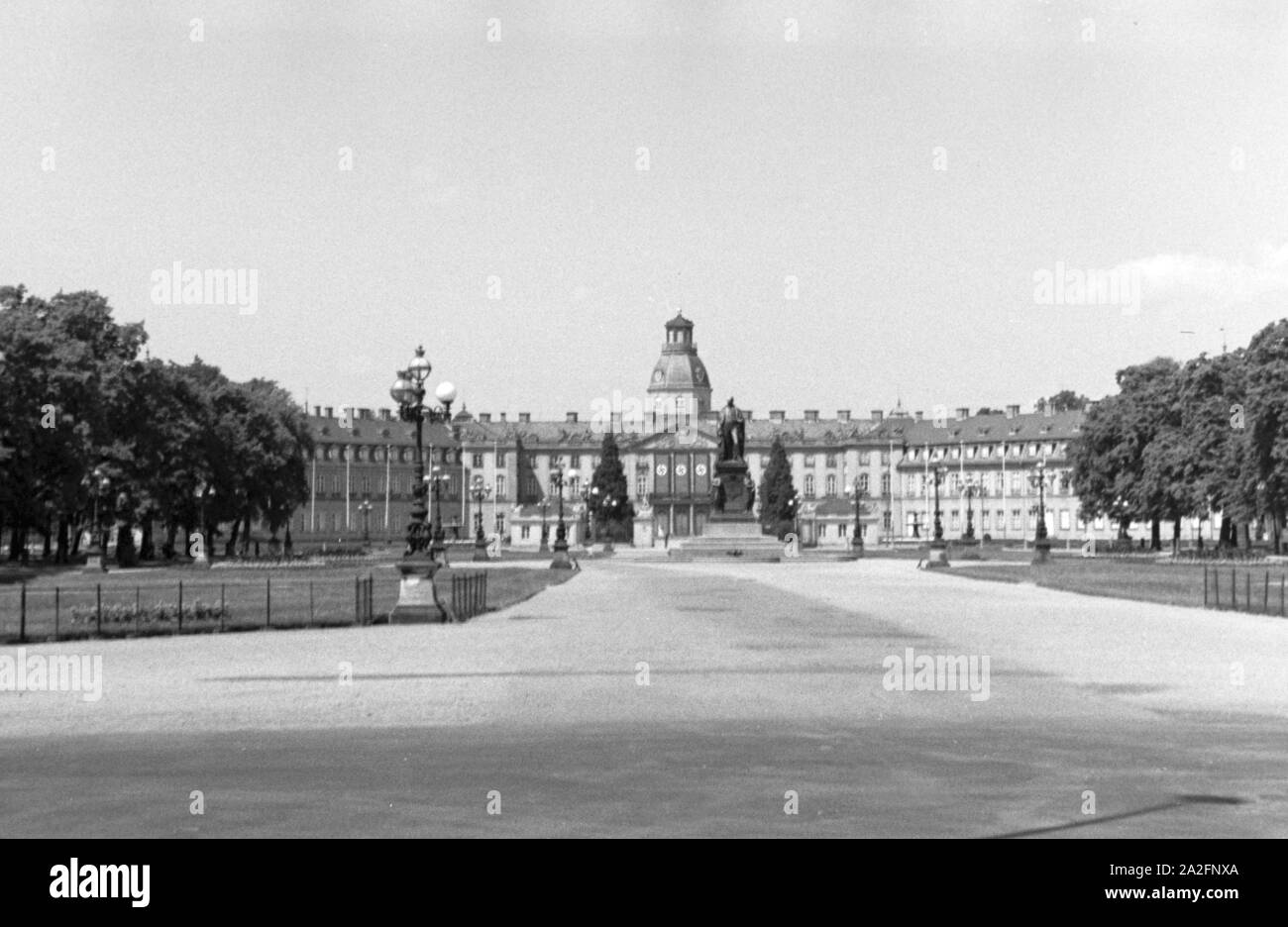 Die Stadtseite von Schloss Karlsruhe, an der die la façade Reichsflagge, 1930er Jahre Deutschland. Château de Karlsruhe avant de la ville avec le drapeau allemand, l'Allemagne des années 1930. Banque D'Images