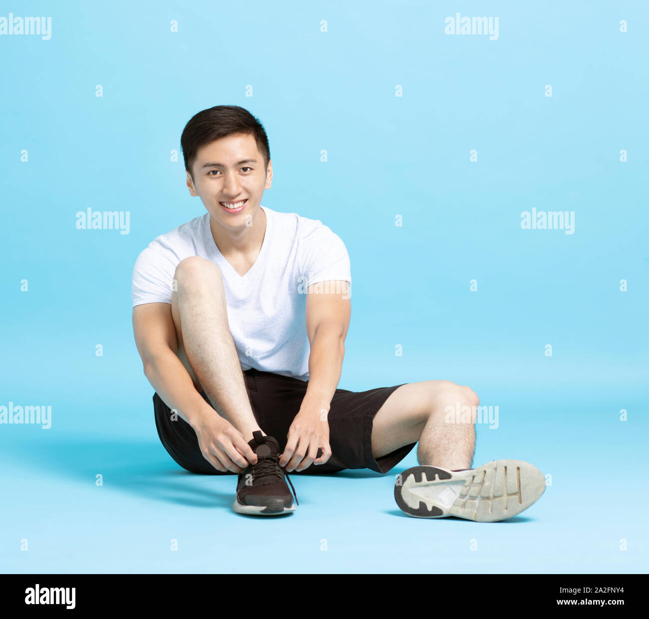 Portrait de jeune homme attacher ses lacets Banque D'Images