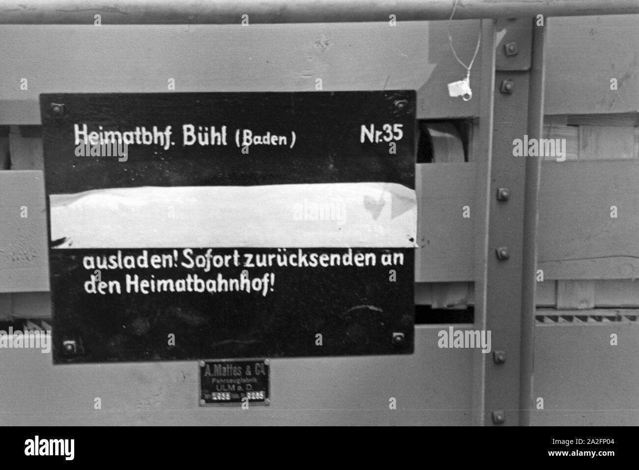 Schild suis mit Güterzug propriete des Heimatbahnhofs Bühl und der sofortigen Rücklieferung des Wagens, Deutschland 1930 er Jahre. Inscrivez-vous sur le train de marchandises avec la déclaration d'accueil gare Buehl et retour immédiat du wagon, l'Allemagne des années 1930. Banque D'Images