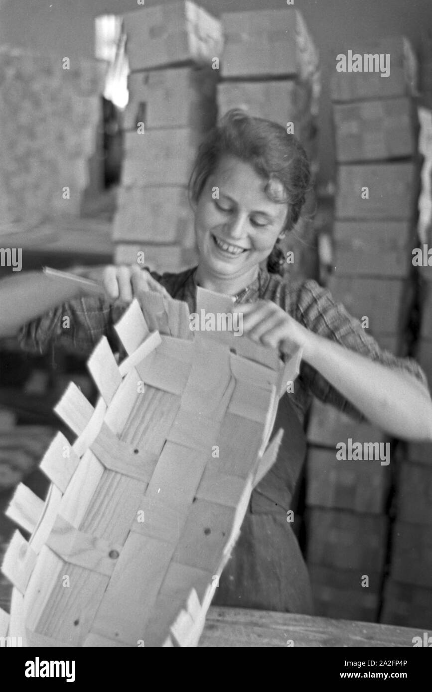 In der Arbeiterin Bühler Spankorbfabrik, die die Körbe für die Erdbeerernte liefert, Deutschland 1930 er Jahre. Employée à l'usine de l'usine, produisant le panier paniers pour la récolte de fraises à Buehl, Allemagne 1930. Banque D'Images