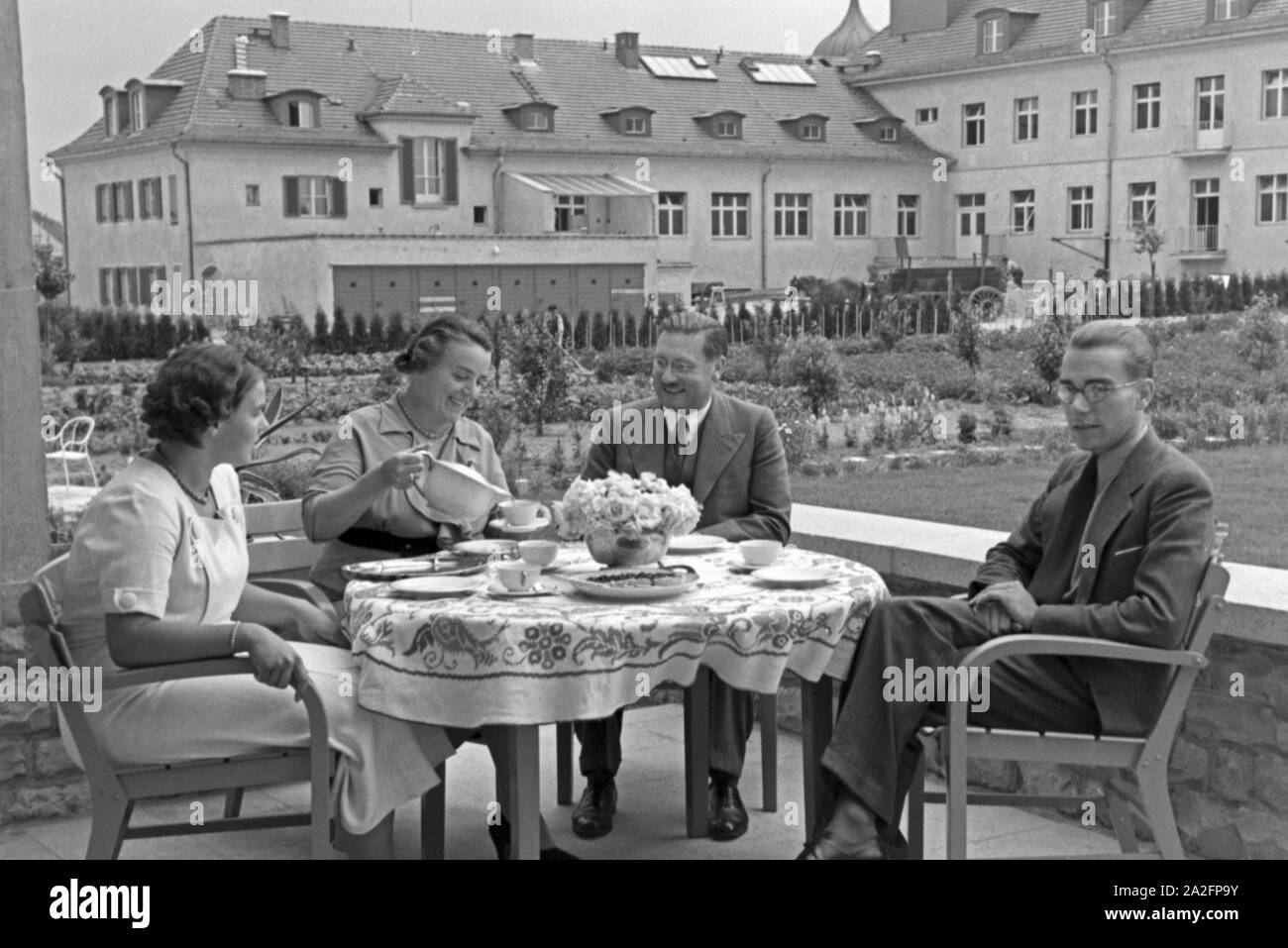 Le professeur Peter Debye (Mitte) Leiter des Instituts für Physik Kaiser Wilhelm à Berlin Dahlem, privat mit Familie, Deutschland 1930 er Jahre. Le professeur Peter Debye (milieu), chef de l'institut Kaiser Wilhelm de physique à Berlin Dahlem, avec la famille, 1930. Banque D'Images