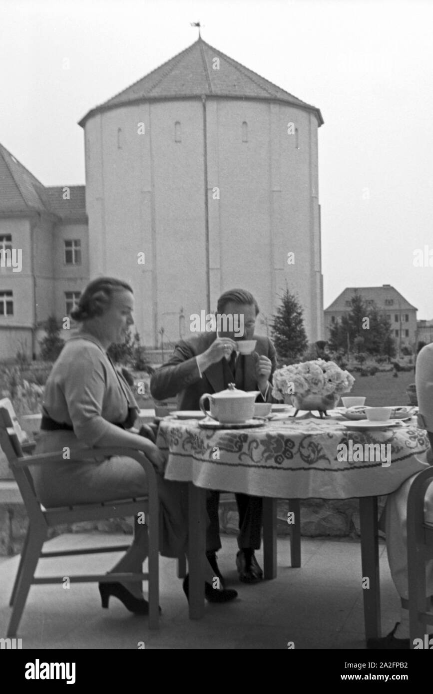 Le professeur Peter Debye (Mitte) Leiter des Instituts für Physik Kaiser Wilhelm à Berlin Dahlem, privat mit Familie, Deutschland 1930 er Jahre. Le professeur Peter Debye (milieu), chef de l'institut Kaiser Wilhelm de physique à Berlin Dahlem, avec la famille, 1930. Banque D'Images