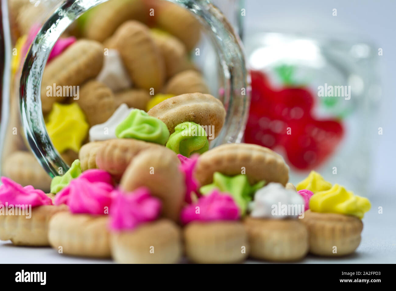 Sugar cookies avec récipient transparent sur fond blanc Banque D'Images