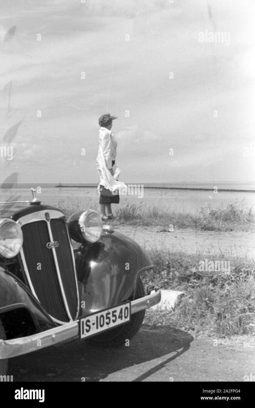 Eine Frau une einem Audi en Norden, Deutschland 1930er Jahre. Femme avec une Audi voiture à Norden, Allemagne 1930. Banque D'Images