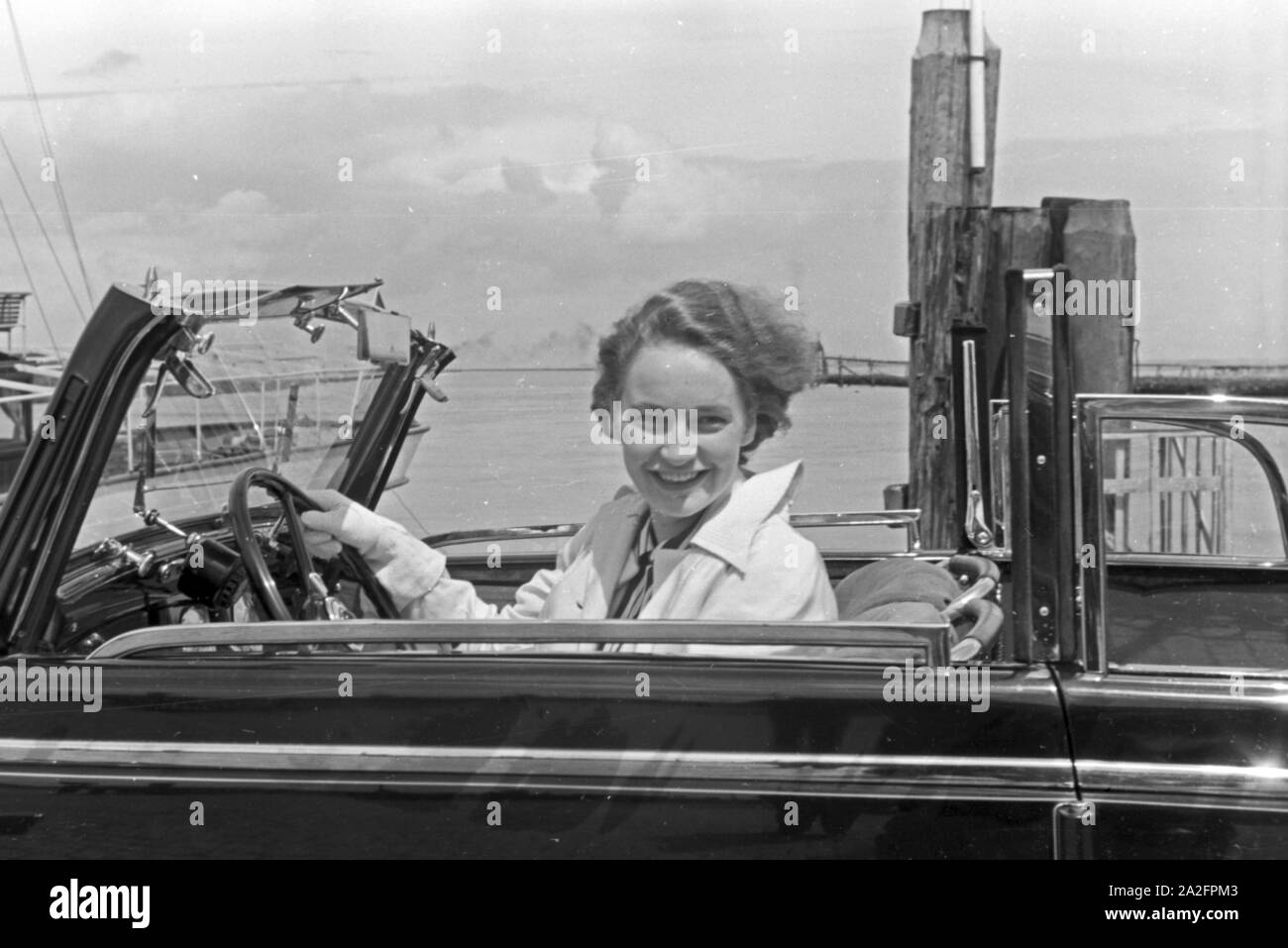 Eine Frau in einem Audi Cabrio dans les années 1930, Deutschland Norddeich er Jahre. Femme dans une Audi Convertible à Norden, Allemagne 1930. Banque D'Images