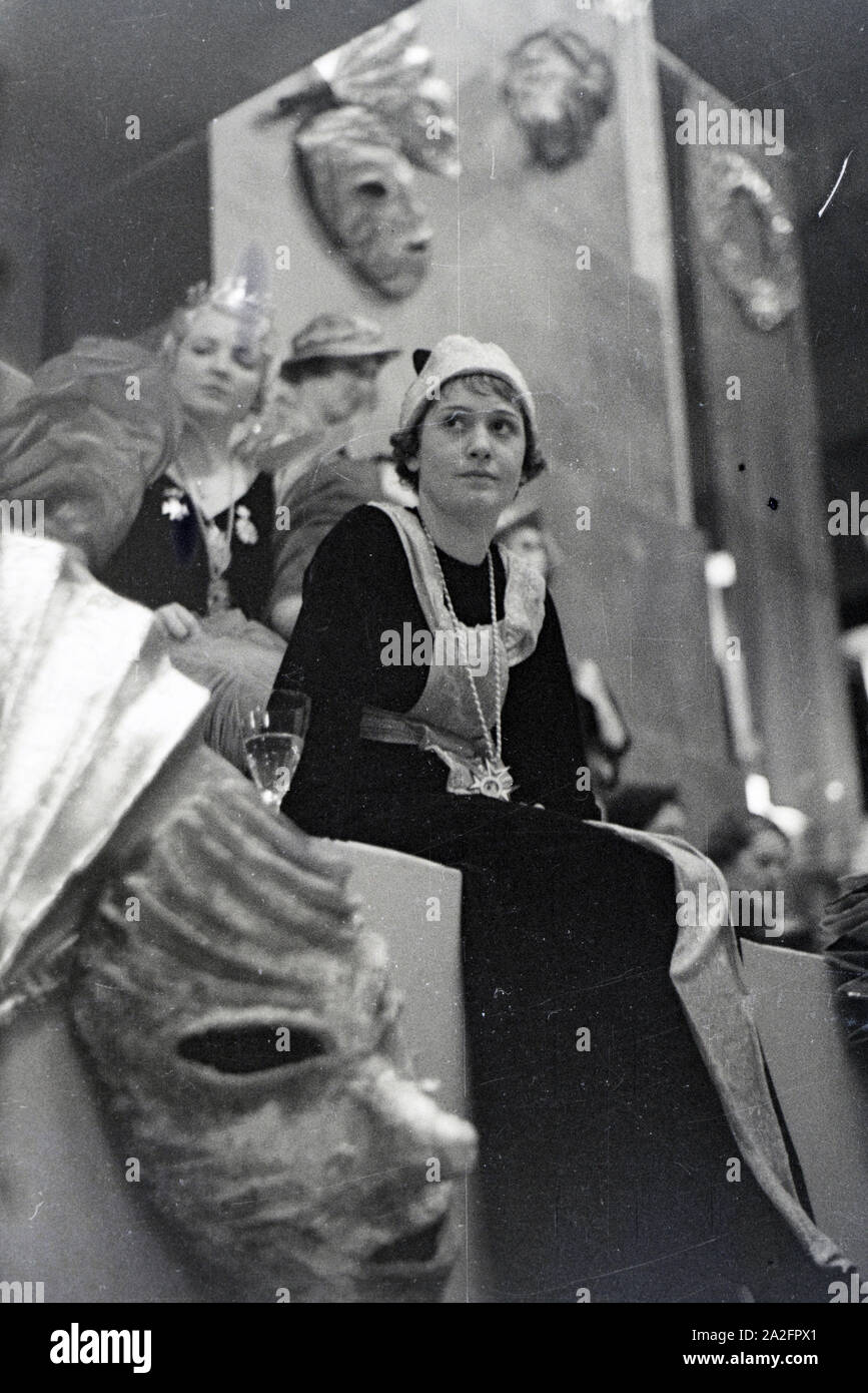 Von Karnevalsfeier Besucher, Deutsches Reich 1937. Les clients d'un carnaval partie, Allemagne 1937. Banque D'Images