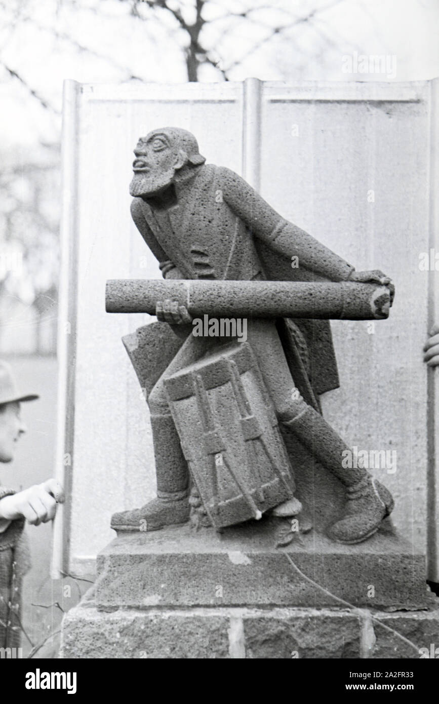 Skulptur eines Steinmetzschule à Mayen, Deutsches Reich 1937. Sculpture d'une chiseler school à Mayen, Allemagne 1937. Banque D'Images