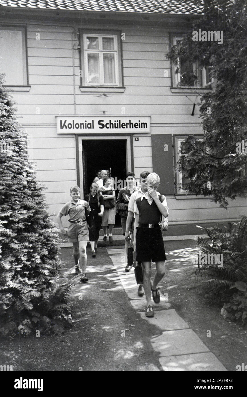 Schüler verlassen das Gebäude des Schülerheims Kolonial Harzburg, Deutsches Reich 1937. Les étudiants qui quittent le bâtiment de l'école résidentielle coloniale Harzburg ; Allemagne 1937. Banque D'Images