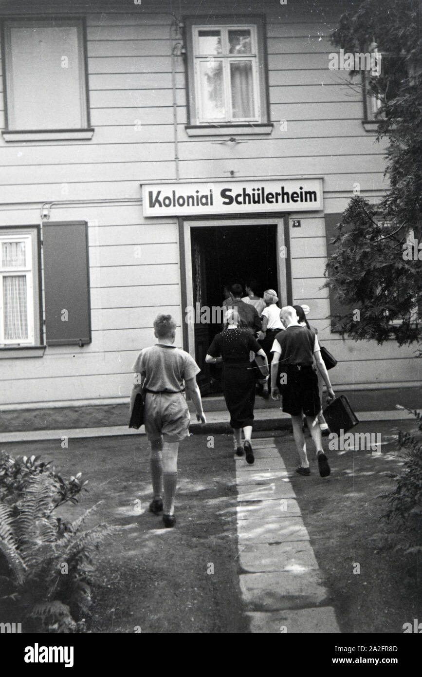 Schülerinnen des Schülerheims Kolonial Harzburg vor dem Schulgebäude, Deutsches Reich 1937. Les étudiants de l'école résidentielle coloniale Harzburg devant le bâtiment de l'école ; l'Allemagne 1937. Banque D'Images