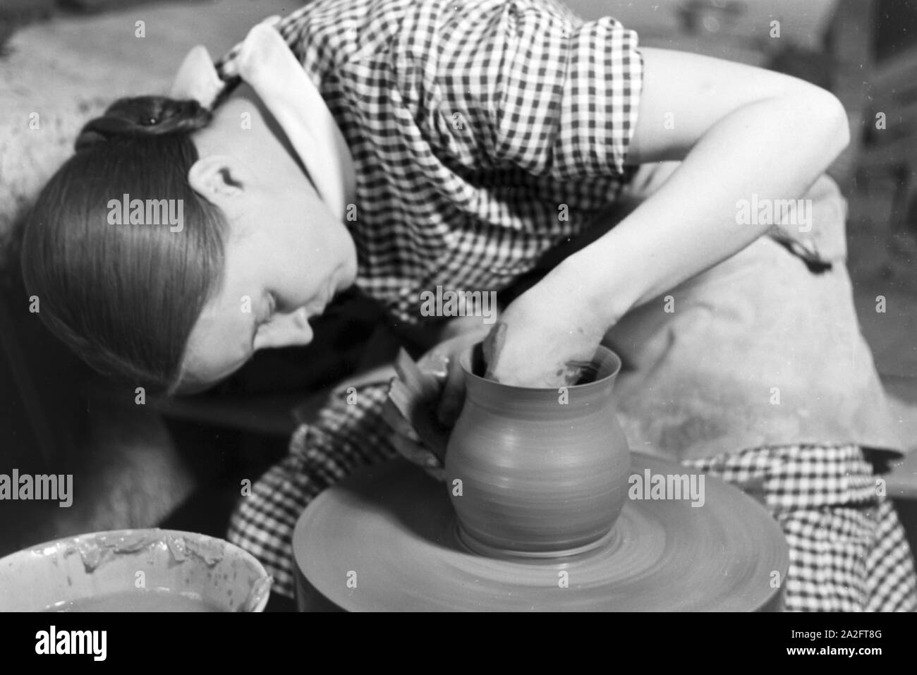 Eine Töpferin bei der Arbeit, Deutsches Reich 1930er Jahre. Un potier au travail, de l'Allemagne des années 1930. Banque D'Images