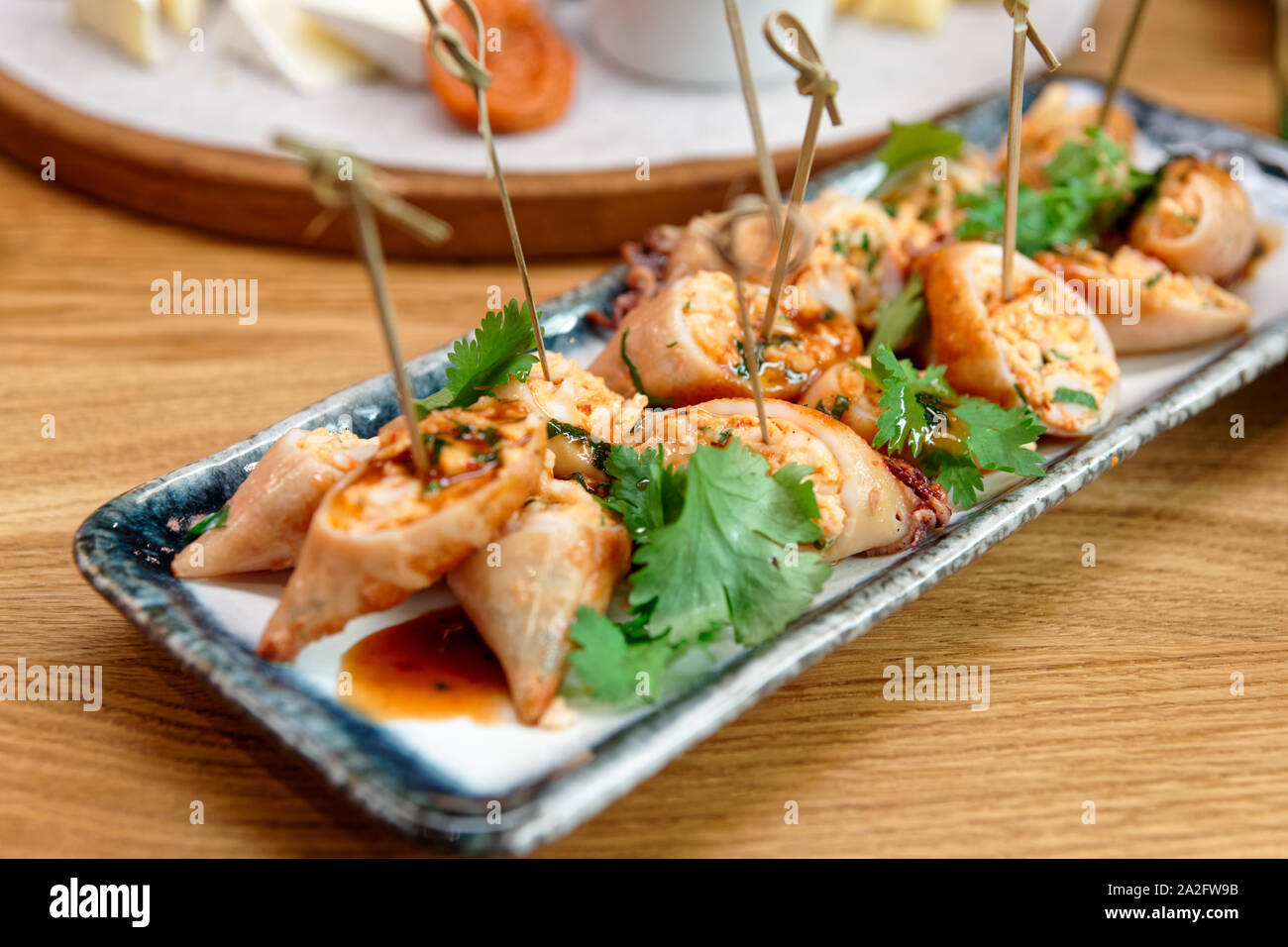 Encornets farcis cuits dans un style asiatique, close-up Banque D'Images