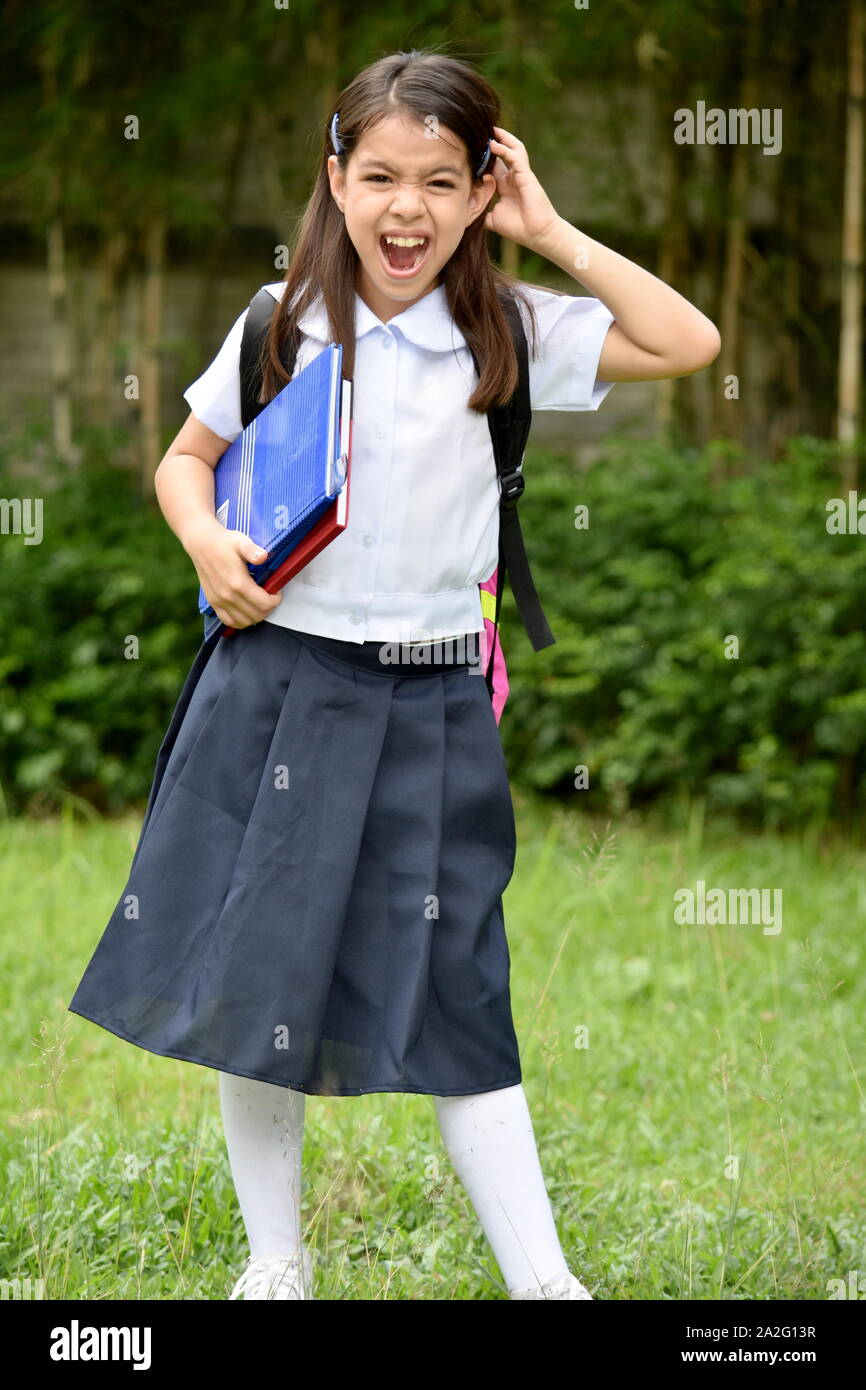 Jeune Fille de l'école et l'Anxiété Philippines portant l'uniforme scolaire Banque D'Images