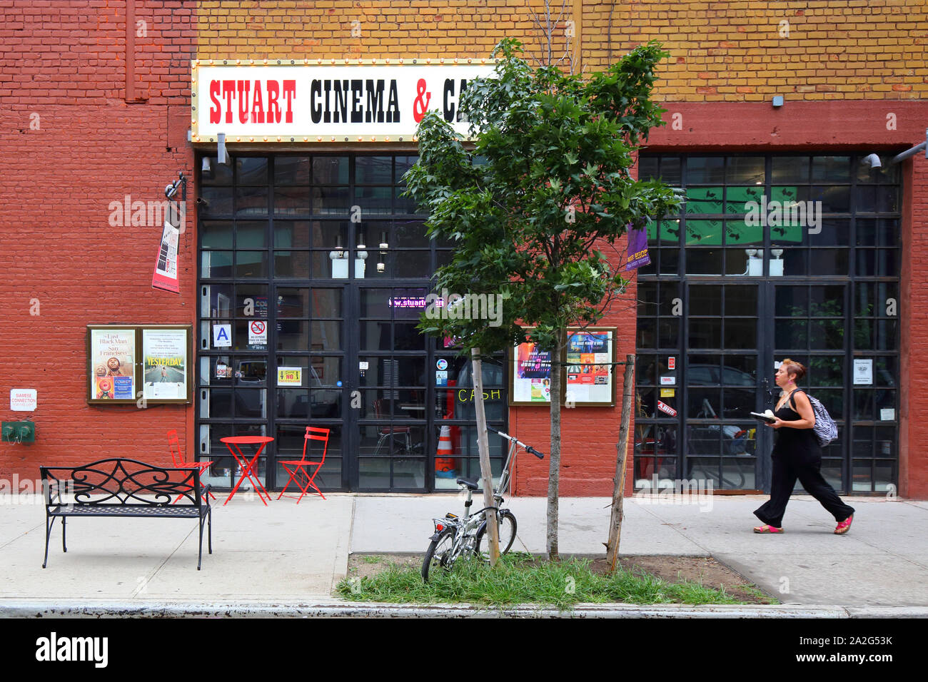 Stuart Cinema & Cafe, 79 West Street, Brooklyn, New York. vitrine extérieure d'un film indie house à Greenpoint. Banque D'Images