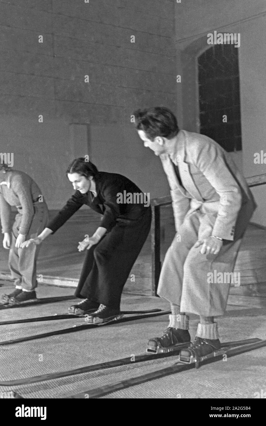 Ein Skilehrer beim Unterricht mit einer dans Anfängerinnen Ski Skihalle, Deutschland 1930 er Jahre. Un enseignant d'une leçon de ski avec ski prises femelles débutants, Allemagne 1930. Banque D'Images