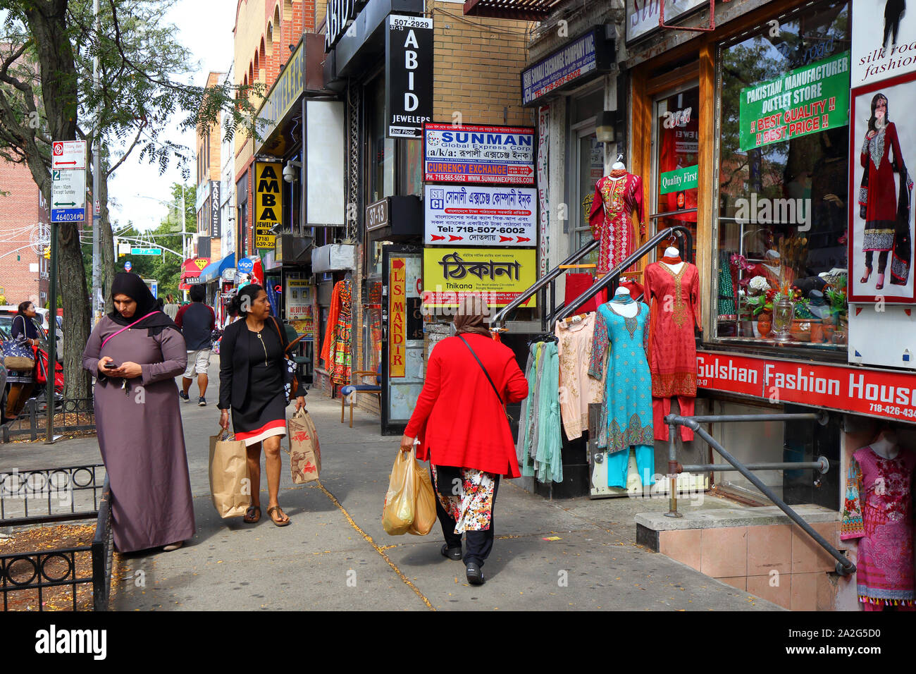 Des femmes font des courses le long de la 74 e rue « Little India » à Jackson Heights dans Queens, New York, NY Banque D'Images