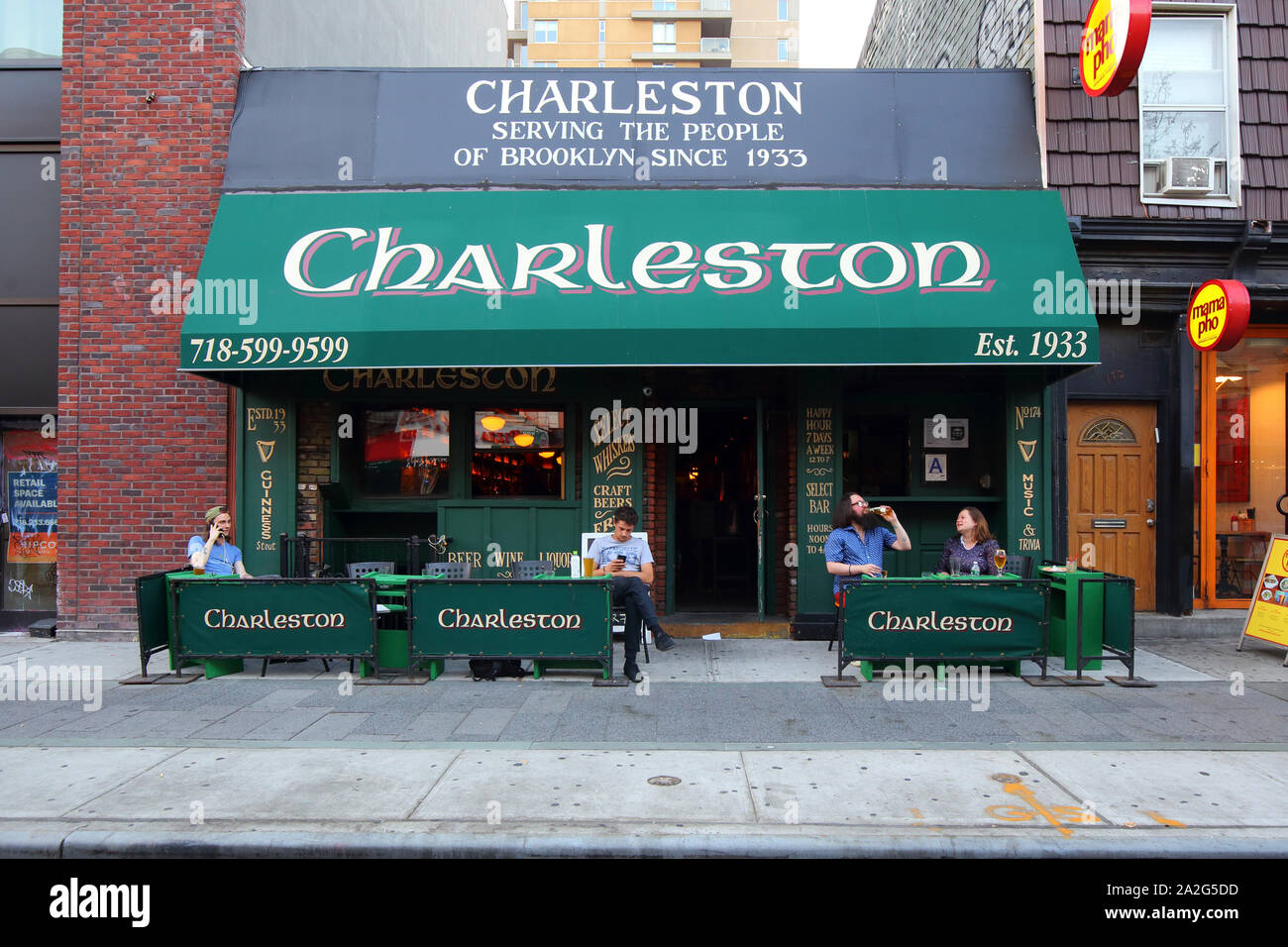 Le Charleston, 174 Bedford Avenue, Brooklyn, New York. vitrine extérieure d'un bar et café avec terrasse dans la région de Williamsburg. Banque D'Images