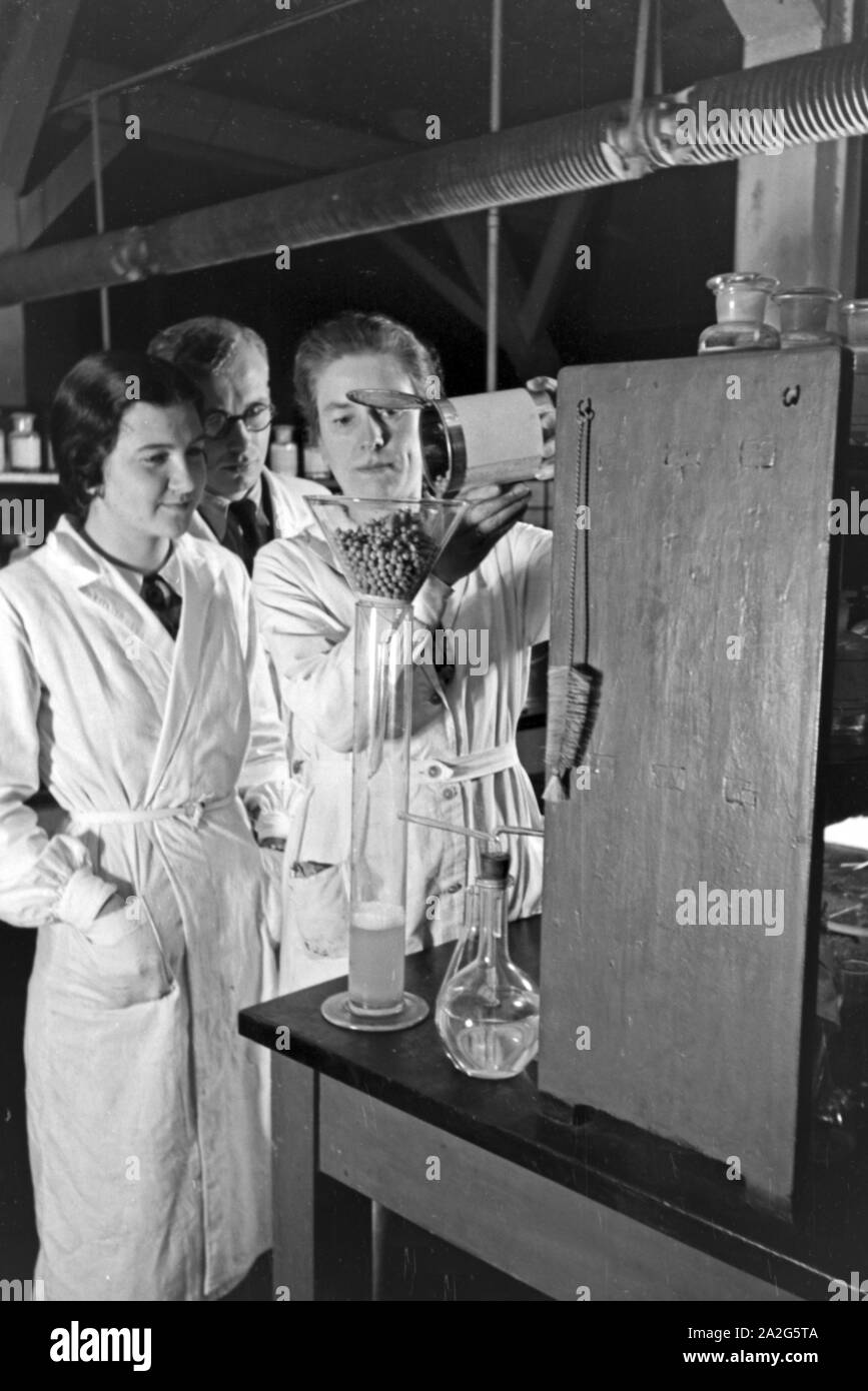 Mitarbeiter bei einer von Erbsenwasser Konserventechnikum Filterung im Magdeburg, Allemagne Allemagne Années 1930 er Jahre. Les membres du personnel de l'eau de filtrage d'un peut de pois au centre technique de conserves à Magdebourg, Allemagne 1930. Banque D'Images