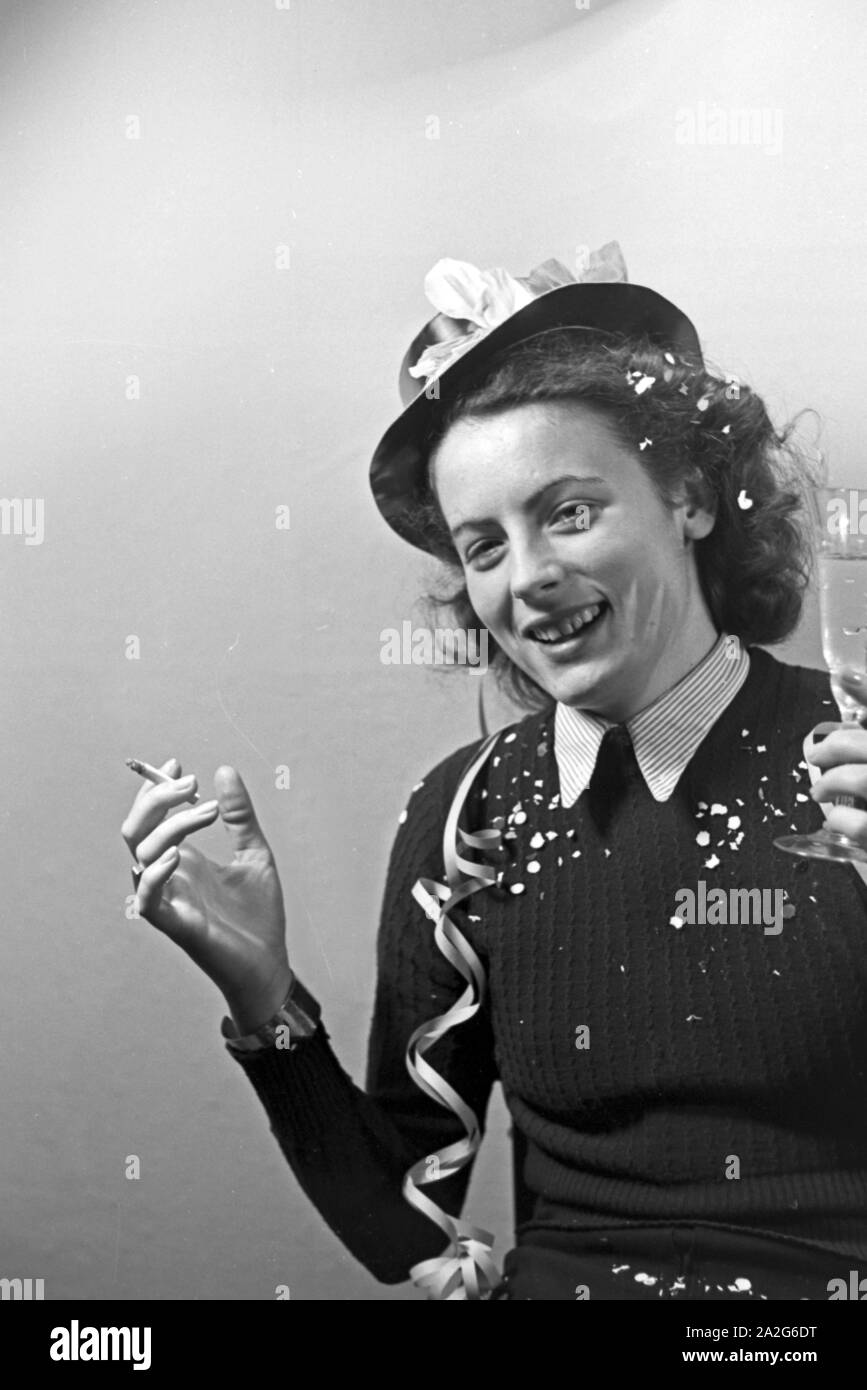 Porträt einer jungen Frau im Fasching, Deutschland 1930er Jahre. Portrait d'une jeune femme à un carnaval, Allemagne 1930. Banque D'Images