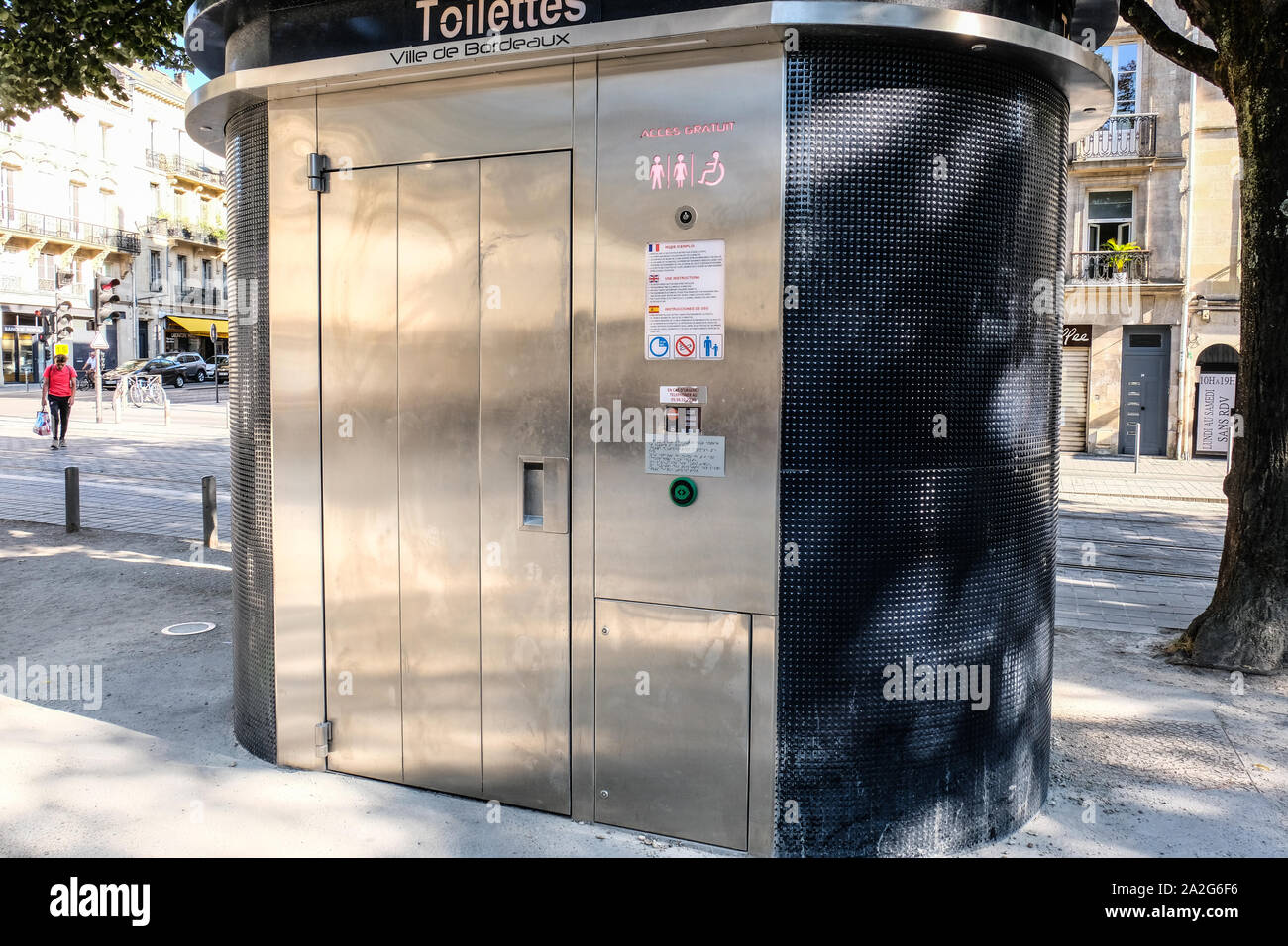 Un frais de toilettes publiques dans le centre-ville de Bordeaux, France  Photo Stock - Alamy