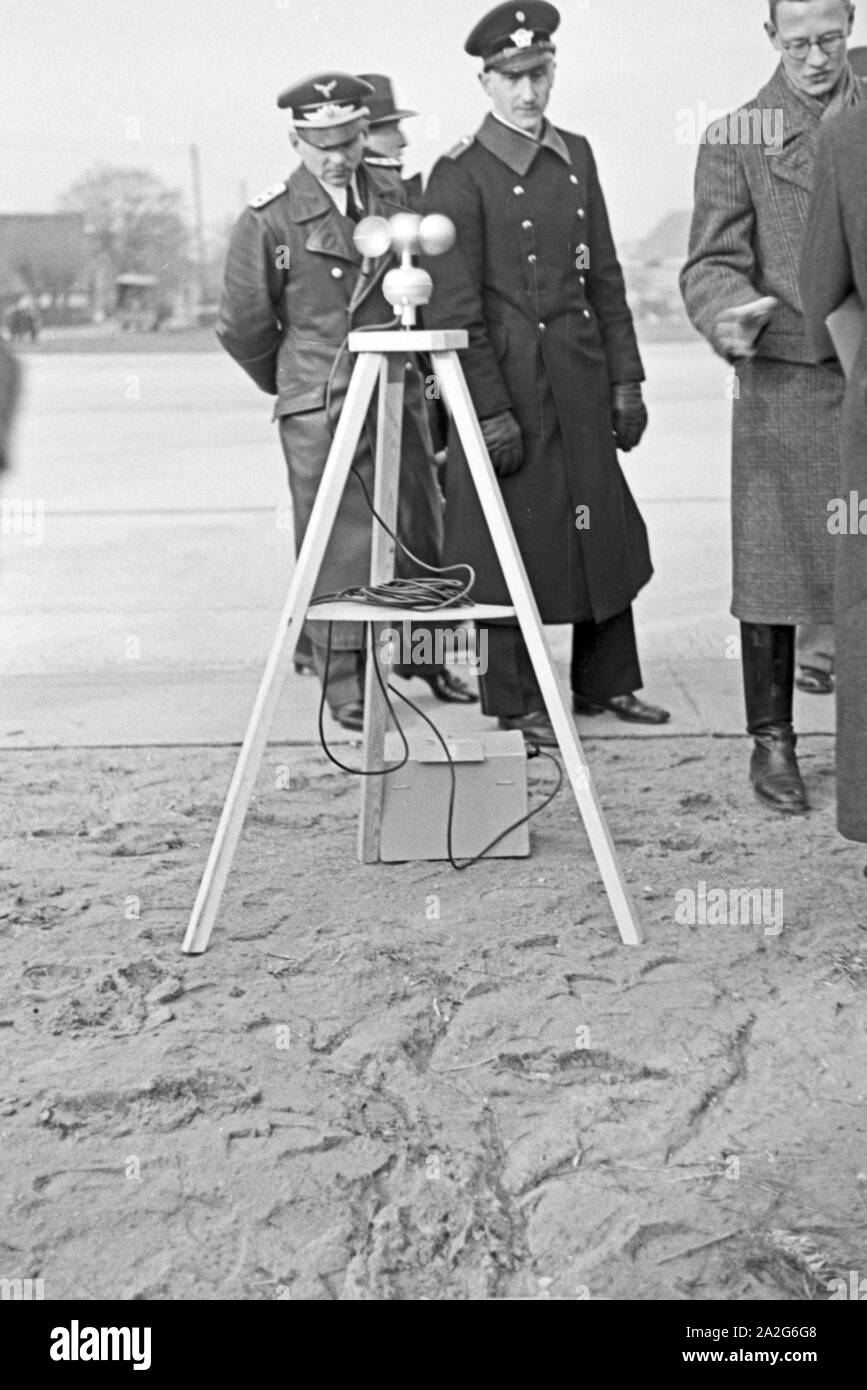 Mit einem Geschwindigkeitsmesser messen und die Geschwindigkeit beim 02. Weltrekordversuch des Mercedes Benz W 125, 1930er Jahre Deutschland. Avec un indicateur de vitesse contrôle de fonctionnaires de la vitesse de la Mercedes Benz W 125 à l'essai de record mondial, l'Allemagne des années 1930. Banque D'Images