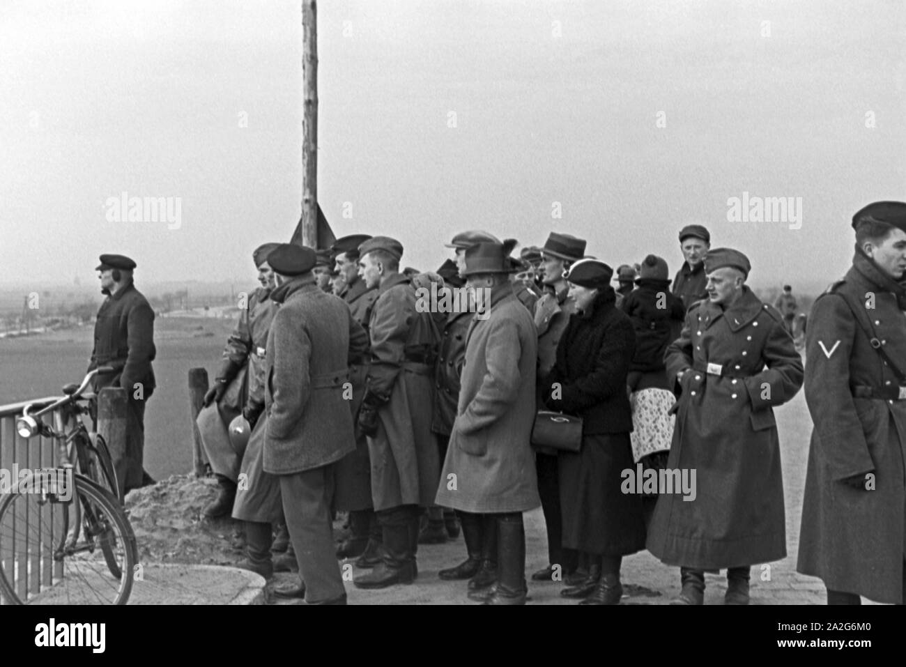 NS-Funktionäre, Prominenz und als Schaulustige Zuschauer beim mit dem Weltrekordversuch Mercedes Benz W 125, 1930er Jahre Deutschland. Les responsables nazis, des célébrités et des spectateurs en tant que spectateurs à le record du monde avec l'essai Mercedes Benz W 125, l'Allemagne des années 1930. Banque D'Images