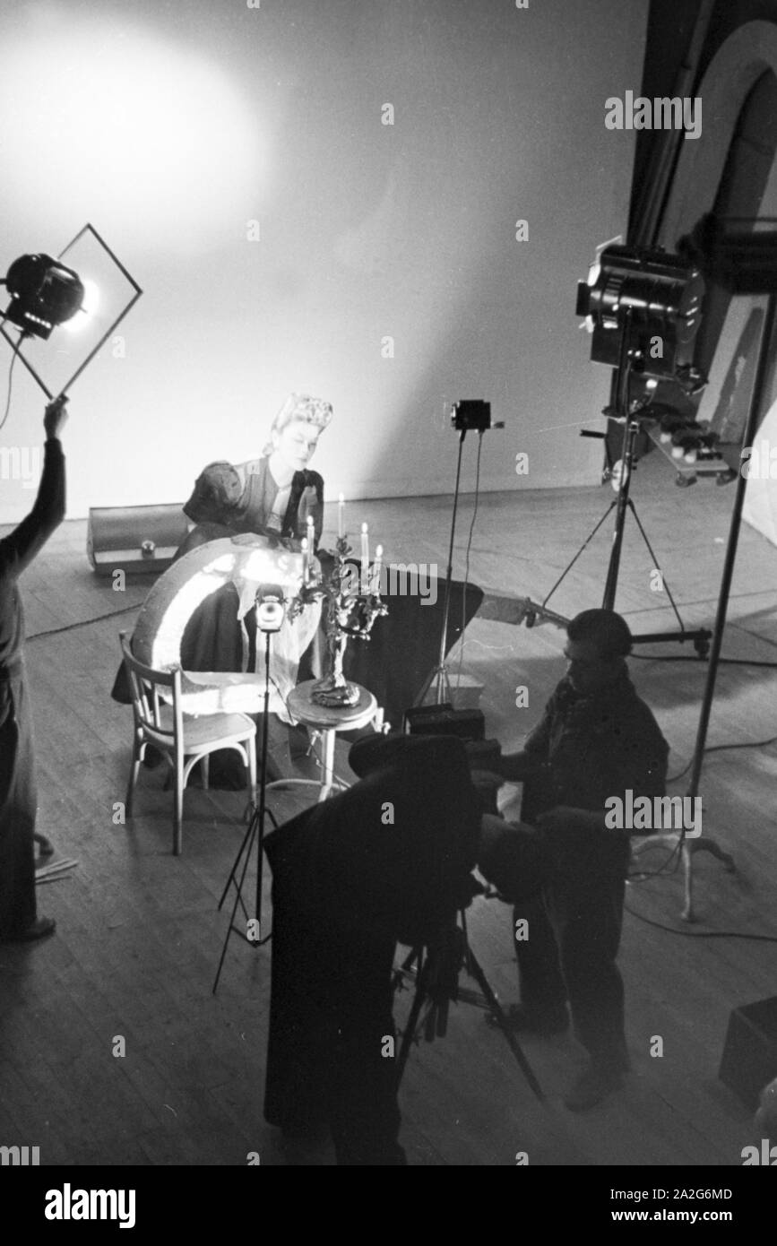 Eines Stillebens Arrangement in einem Fotostudio, Deutschland 1930er Jahre. L'organisation d'une femme dans une vie encore à un studio photo, Allemagne 1930. Banque D'Images