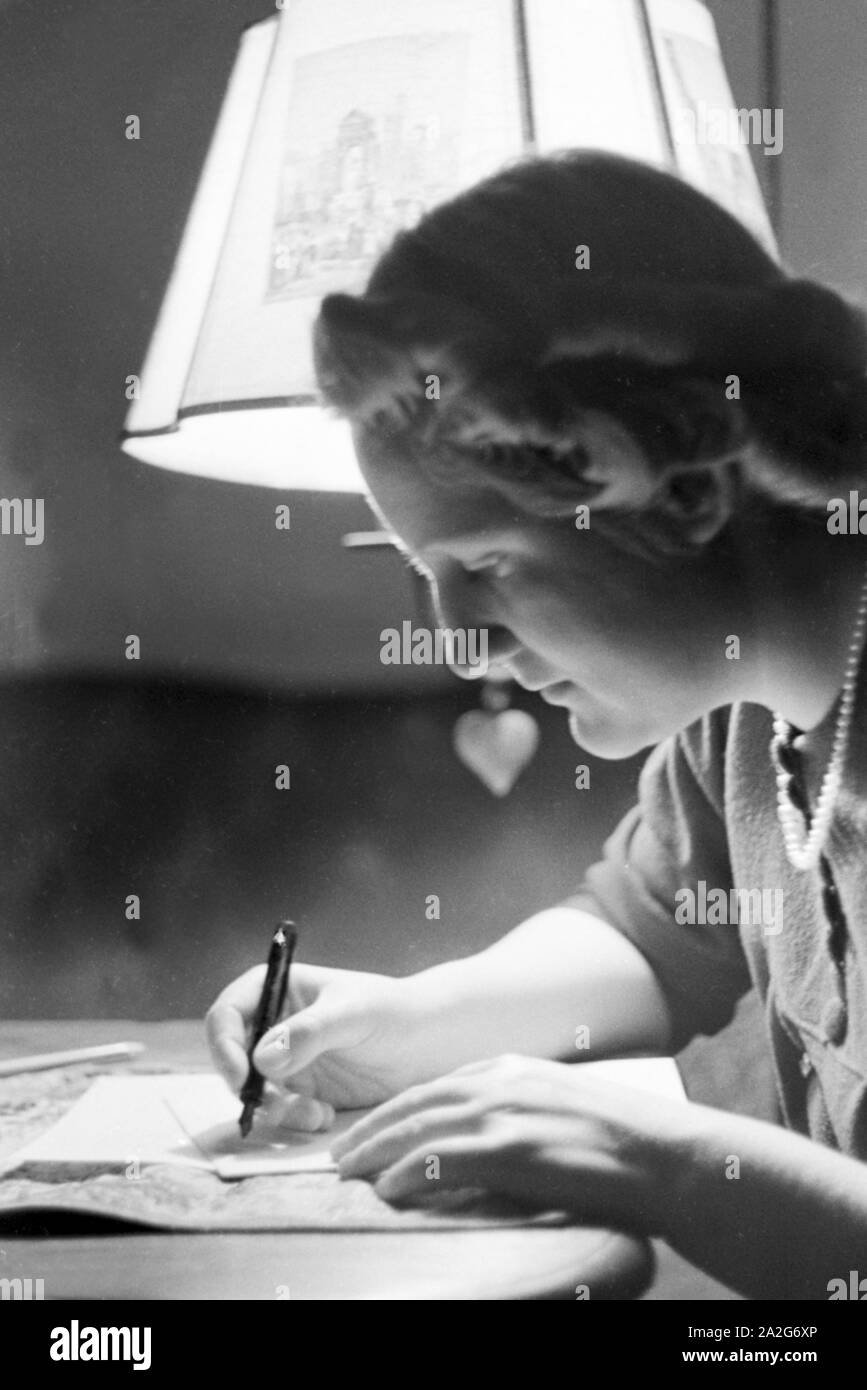 Porträt einer jungen Frau, bref un schreibend, 1930er Jahre Deutschland. Portrait d'une jeune femme écrivant une lettre, l'Allemagne des années 1930. Banque D'Images