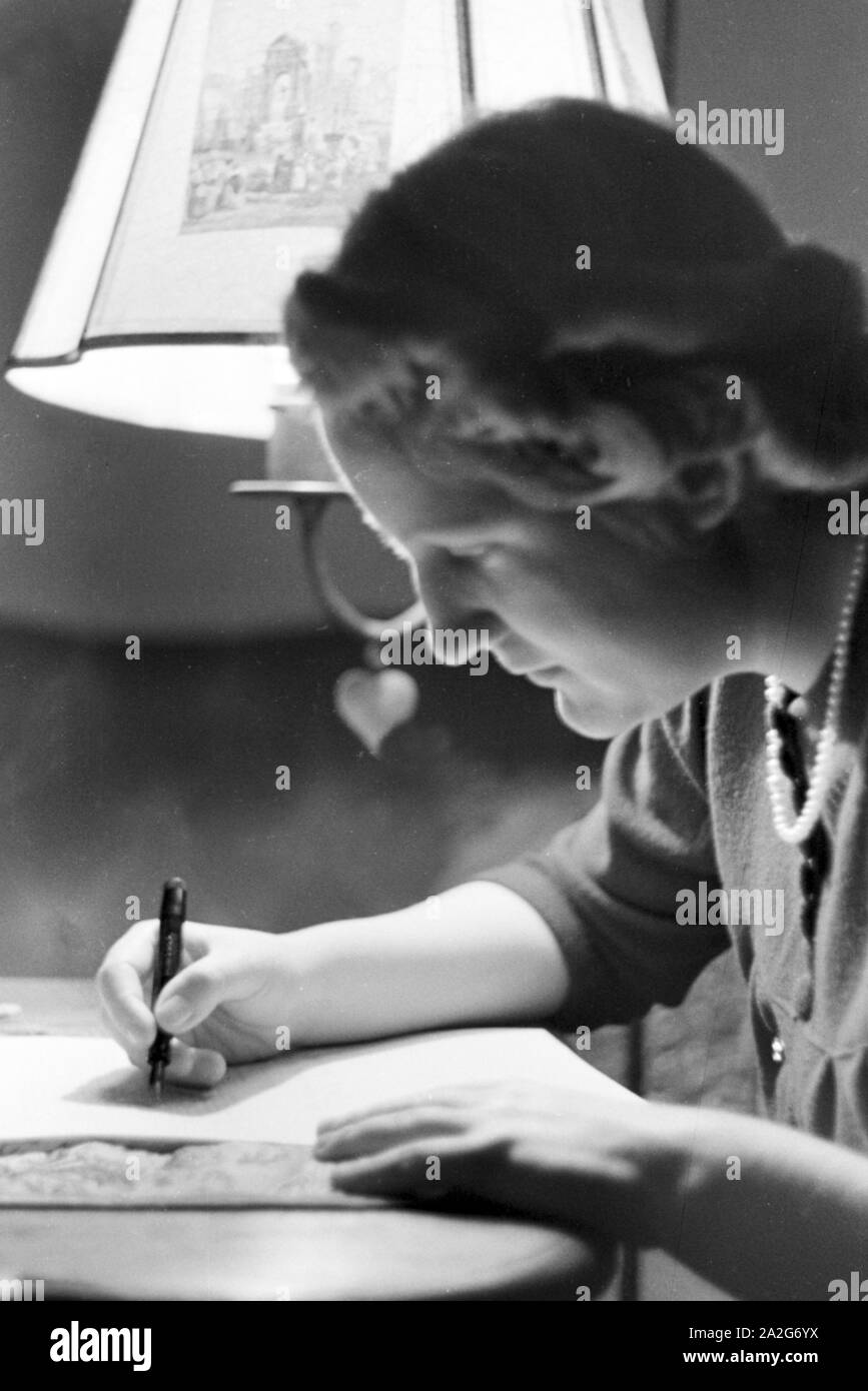 Porträt einer jungen Frau, bref un schreibend, 1930er Jahre Deutschland. Portrait d'une jeune femme écrivant une lettre, l'Allemagne des années 1930. Banque D'Images