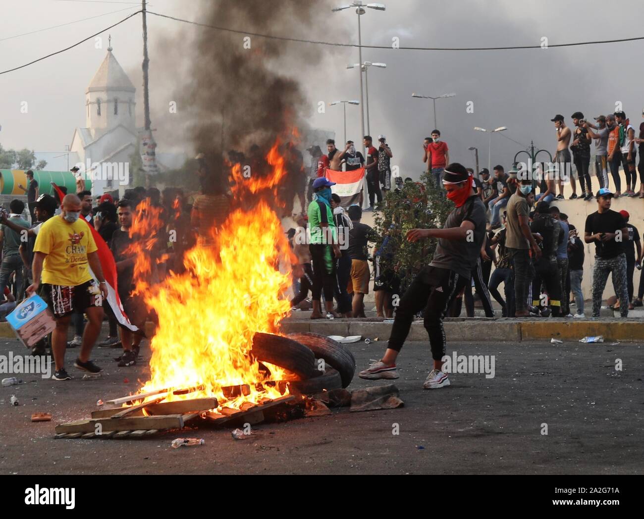 Beijing, l'Iraq. 2e oct, 2019. Les manifestants brûlent des pneus pour bloquer les rues pendant une manifestation à Bagdad, l'Iraq, le 2 octobre 2019. Des manifestations ont eu lieu mercredi à Bagdad et dans d'autres provinces que les manifestants se sont rassemblés devant les bâtiments gouvernementaux avant qu'ils ont fait irruption dans certains d'entre eux. La situation préoccupante est le deuxième jour de manifestations contre la corruption, le manque de services de base et l'insuffisance d'emplois. Credit : Khalil Dawood/Xinhua/Alamy Live News Banque D'Images