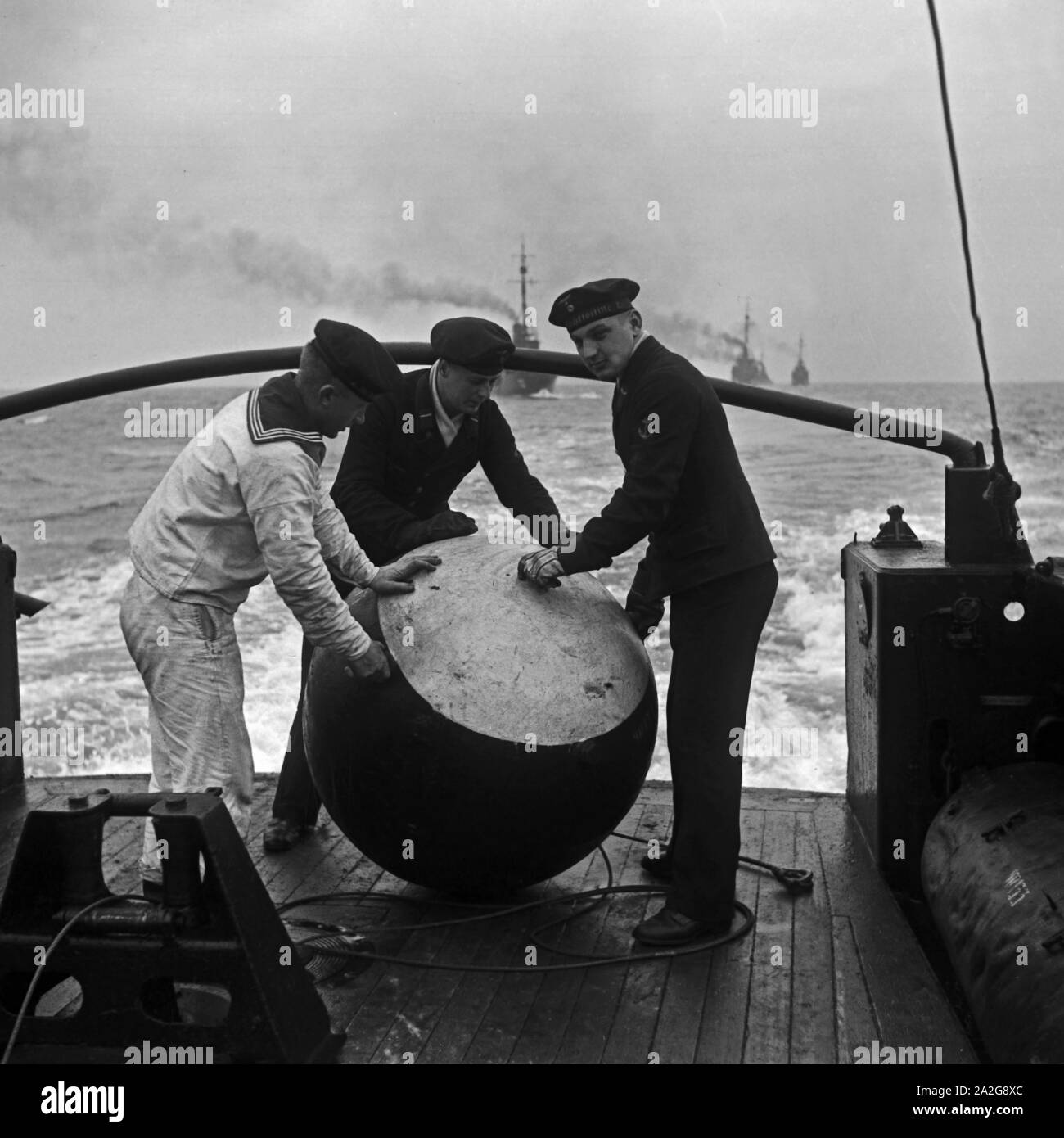 Der Matrosen 2. Minensuch Flotille bereiten eine Übung, vor Deutschland 1930 er Jahre. Les marins d'un démineur de la préparation d'un exercice, l'Allemagne des années 1930. Banque D'Images