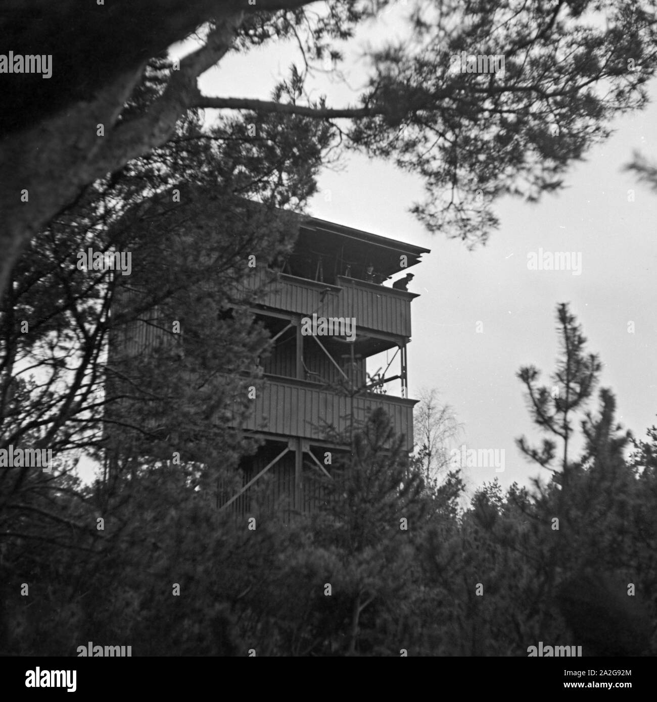 Schauen Vorgesetzte Aussichtstum sich von einem, wie der un Marinesoldaten Infanterieausbildung Marineschule Wesermünde bei der Umgang mit den Fernlenkungsgeschossen lernen, Deutschland 1930er Jahre. L'observation des agents d'un des soldats de la Marine watchout comment apprendre à utiliser des missiles sur Wasermuende l'école de la marine, l'Allemagne, 1930. Banque D'Images