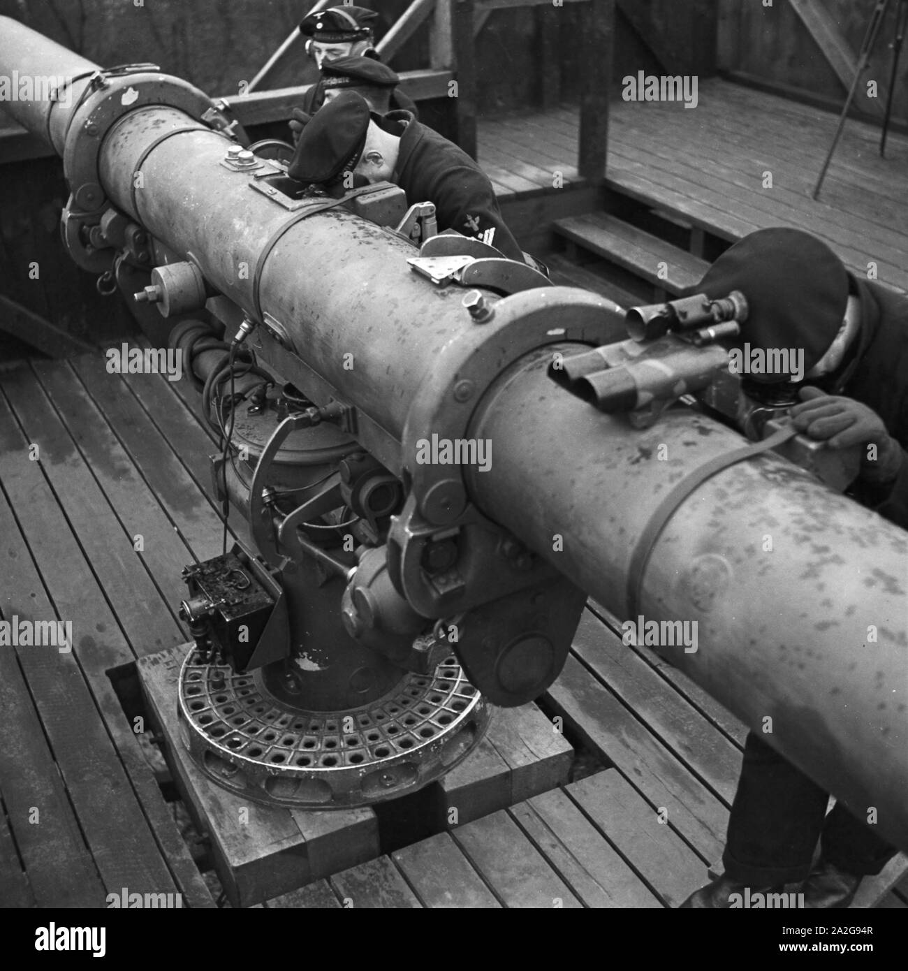 Marinesoldaten der Marineschule Wesermünde lernen den Umgang mit Fernlenkungsgeschossen, Deutschland 1930 er Jahre. Des soldats de la marine l'apprentissage de l'utilisation des missiles sur Wasermuende l'école de la marine, l'Allemagne, 1930. Banque D'Images