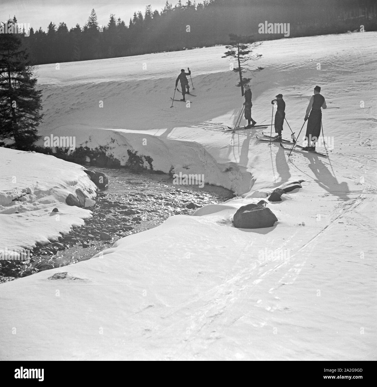 Ein Ausflug in das Skigebiet Reheberg im Erzgebirge, Deutsches Reich 1930er Jahre. Une excursion à la région de ski dans les montagnes Reheberg Erz, Germa Banque D'Images