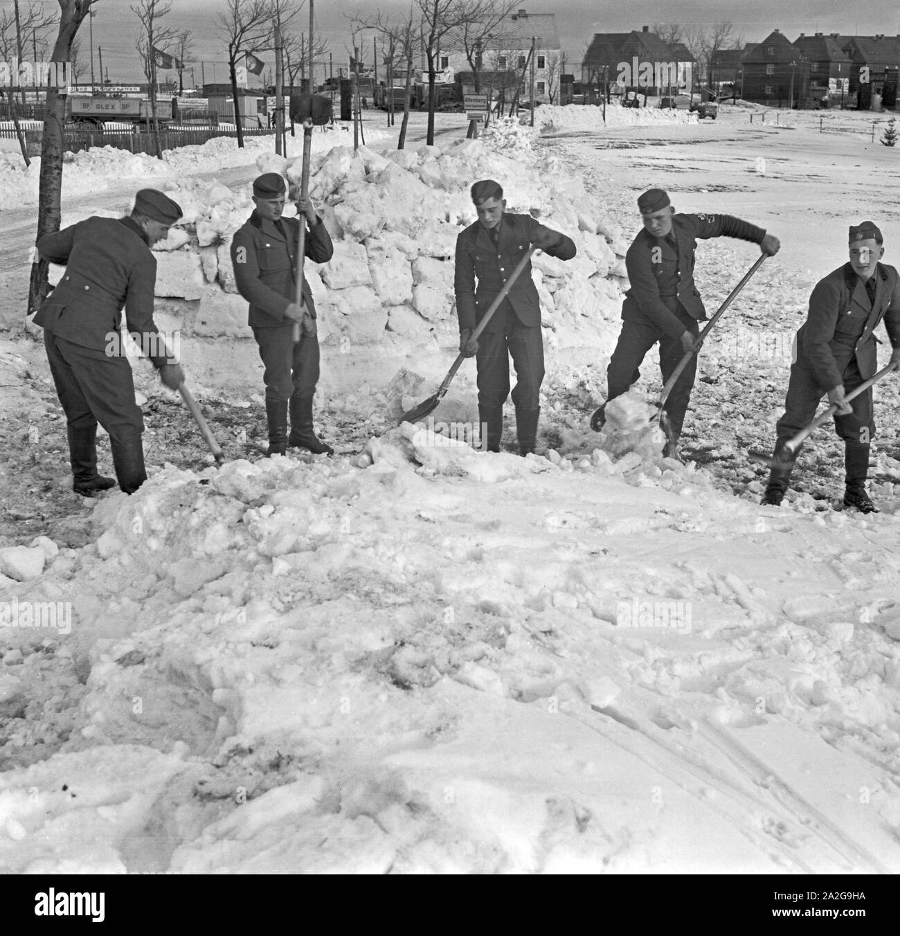 Ein Ausflug in das Skigebiet Reheberg im Erzgebirge, Deutsches Reich 1930er Jahre. Une excursion à la région de ski dans les montagnes Reheberg Erz, Germa Banque D'Images