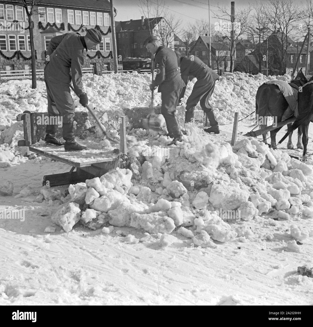 Ein Ausflug in das Skigebiet Reheberg im Erzgebirge, Deutsches Reich 1930er Jahre. Une excursion à la région de ski dans les montagnes Reheberg Erz, Germa Banque D'Images