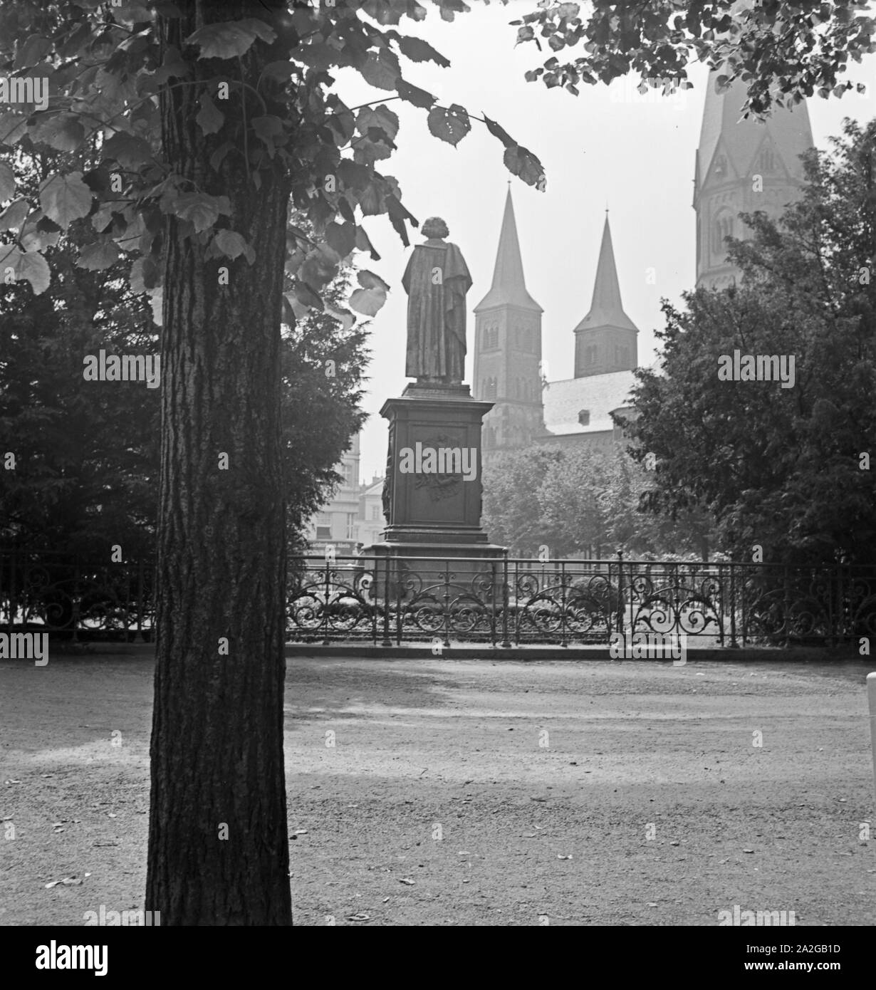 Hinter dem Blick zum Denkmal Beethoven à Bonn, Münster Deutschland 1930 er Jahre. Vue de derrière le monument Beethoven à la cathédrale à Bonn, Allemagne 1930. Banque D'Images